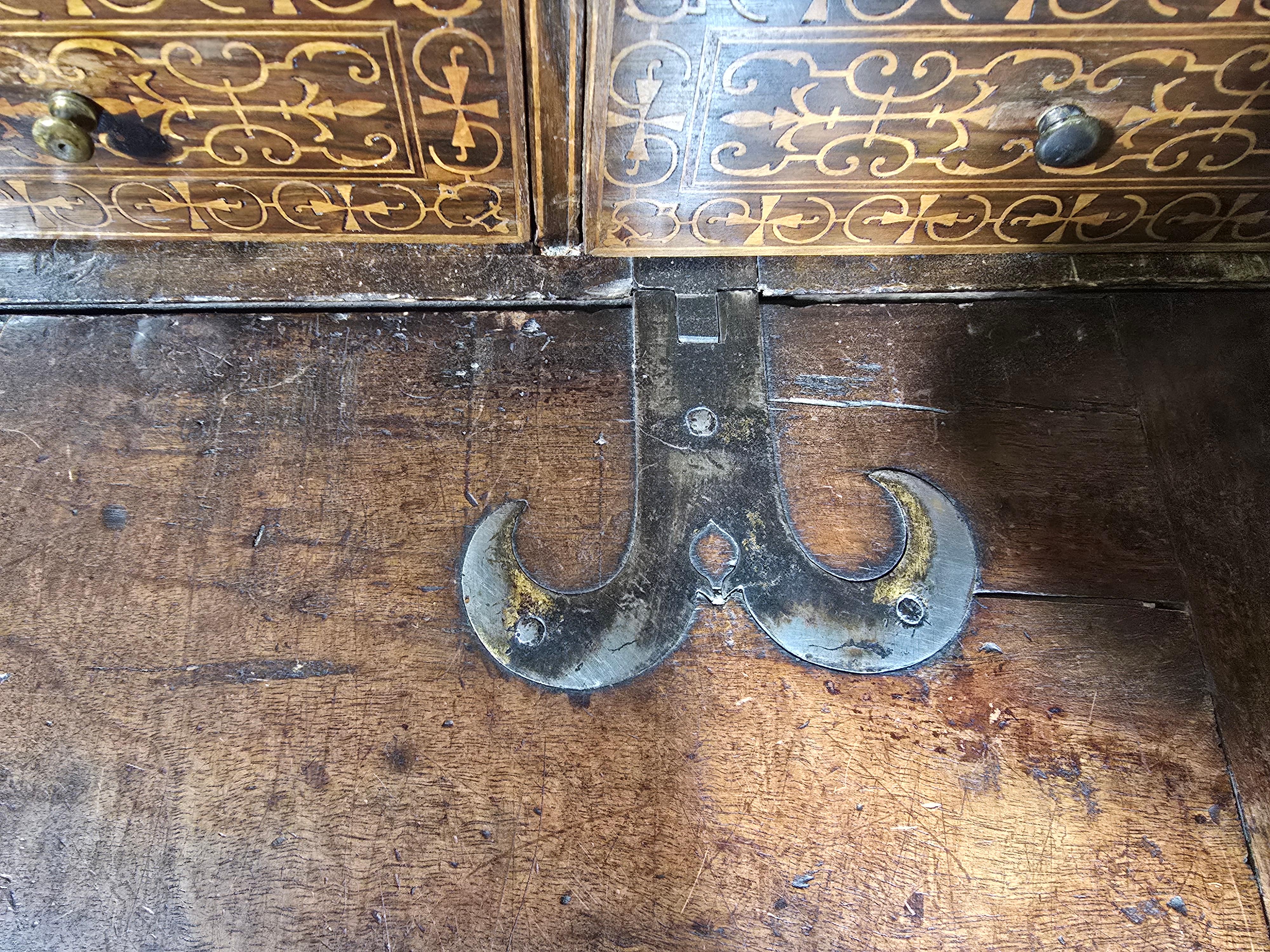 Armadio in legno di noce e legno esotico del XVII secolo con interni intarsiati in vendita 3