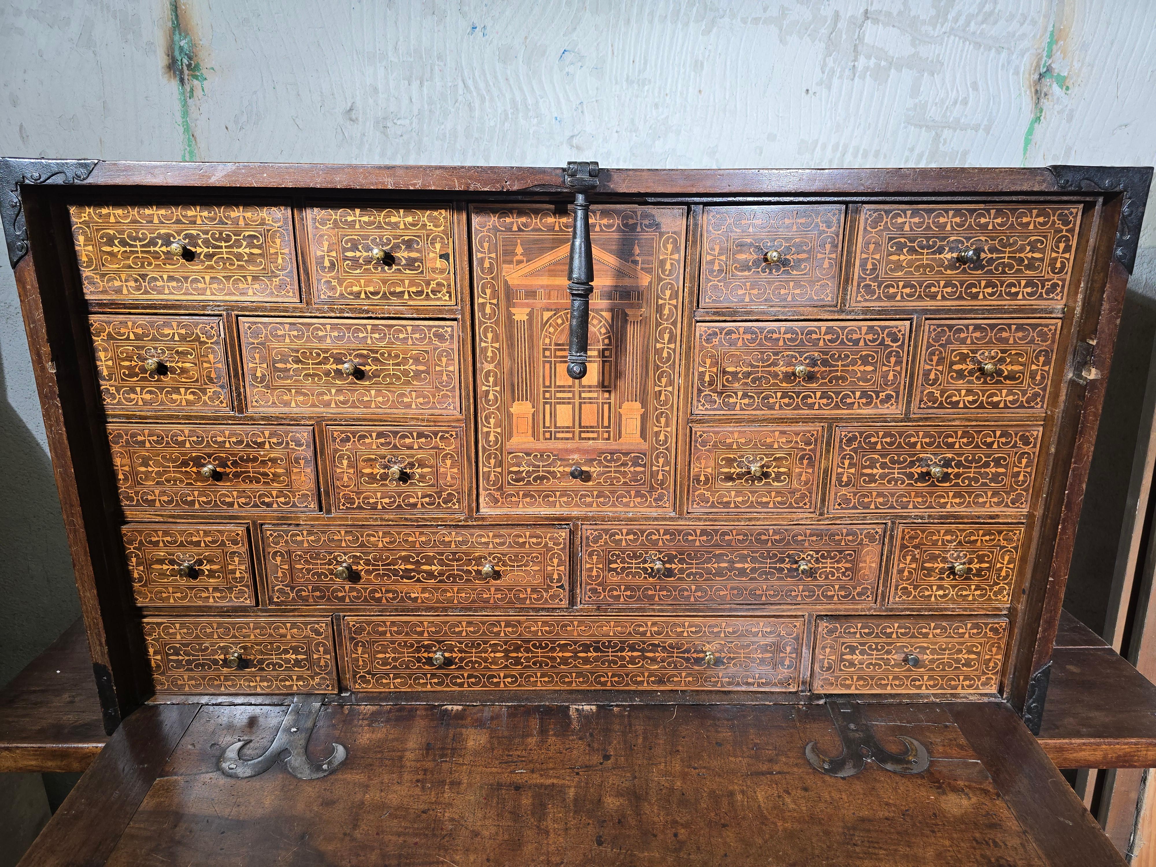 Armadio in legno di noce e legno esotico del XVII secolo con interni intarsiati in vendita 4