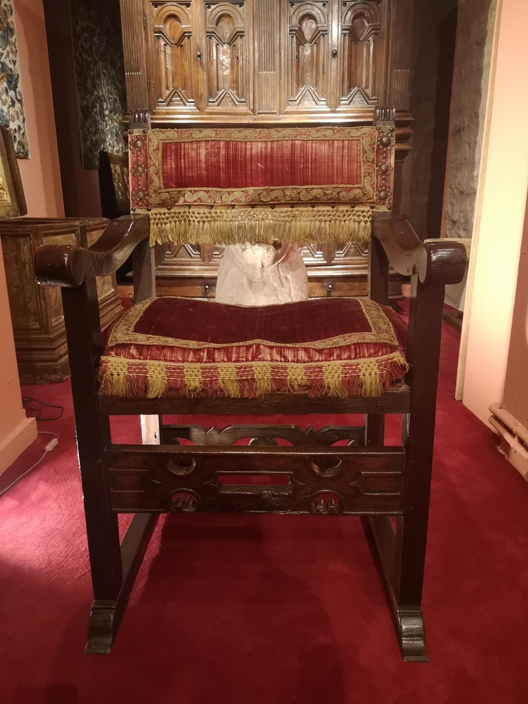 17th Century Spanish Walnut Armchair In Good Condition For Sale In Saint-Ouen, FR