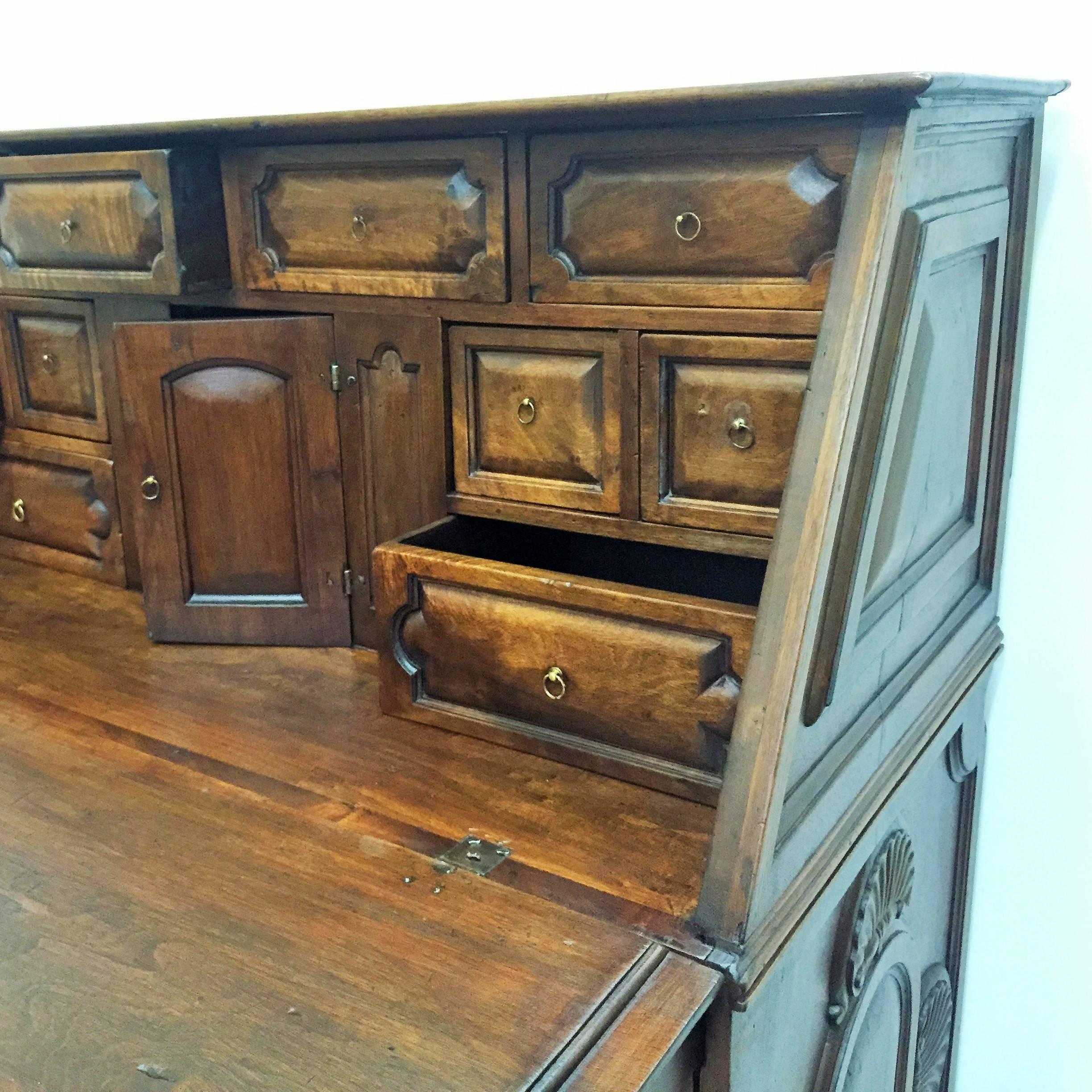 17. Jahrhundert Spanisches Nussbaum-Büro/Tisch:: um 1690:: Schubladenschrank im Zustand „Gut“ im Angebot in Miami, FL