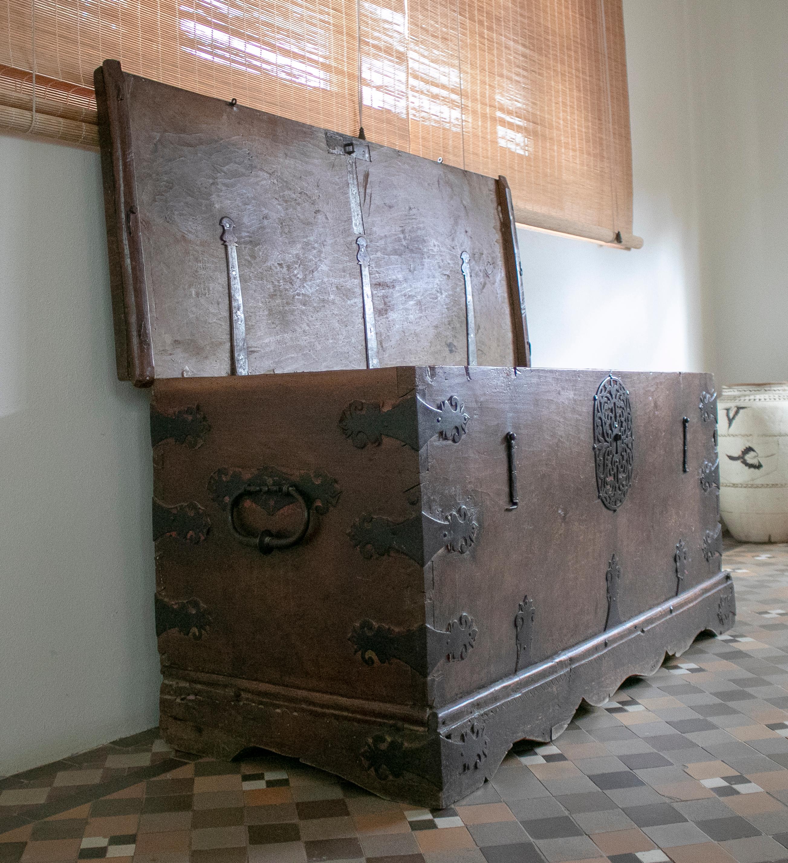 17th Century Spanish Walnut Chest with Original Iron Fittings In Good Condition For Sale In Marbella, ES