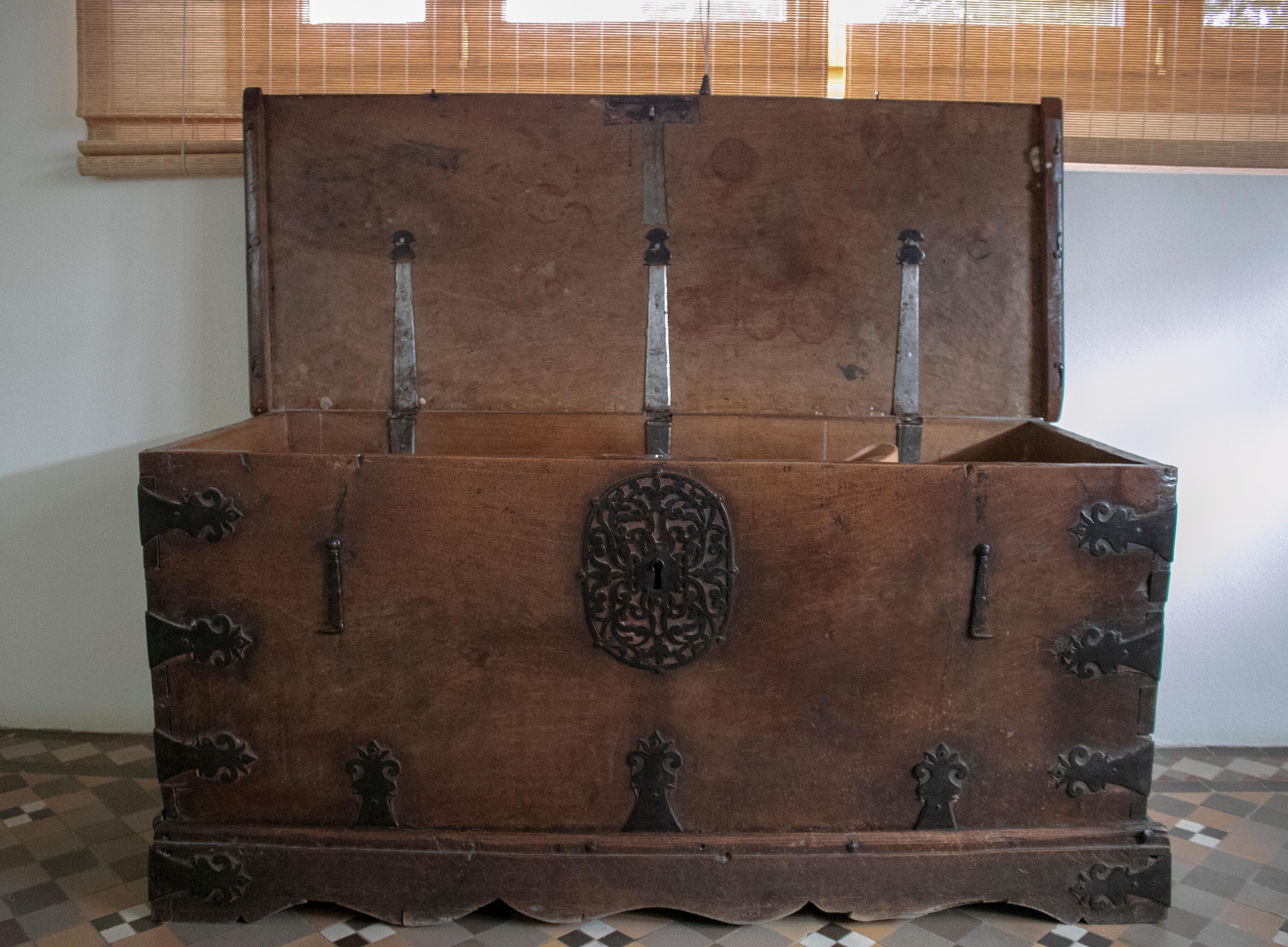 coffre en noyer espagnol du 17ème siècle avec ferrures d'origine Bon état - En vente à Marbella, ES