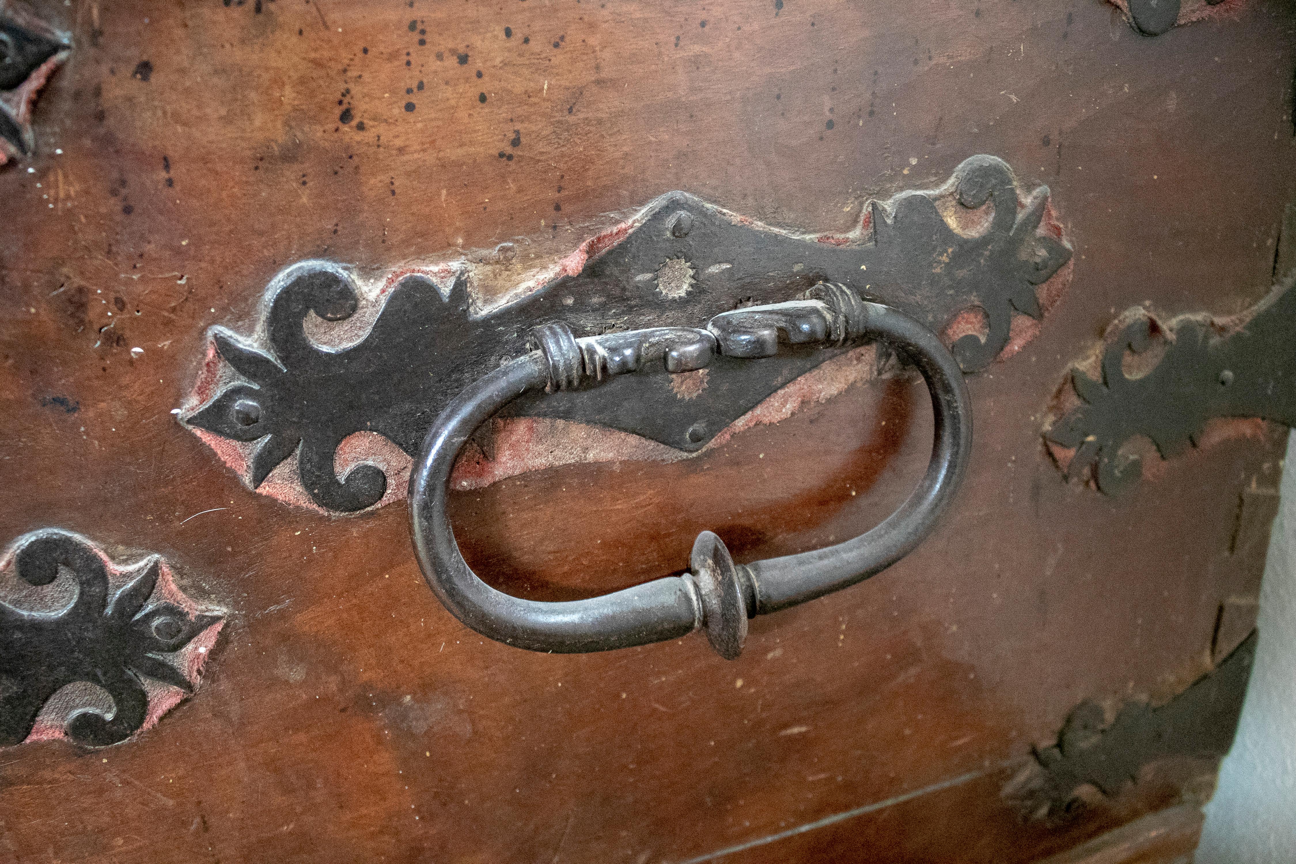 Ferro Cassapanca in noce spagnola del XVII secolo con accessori originali in ferro in vendita