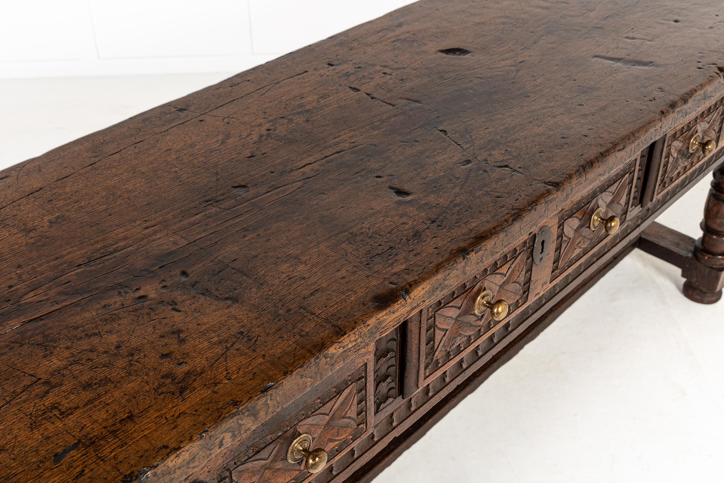 Table d'appoint/de service en noyer espagnol du 17e siècle en vente 5