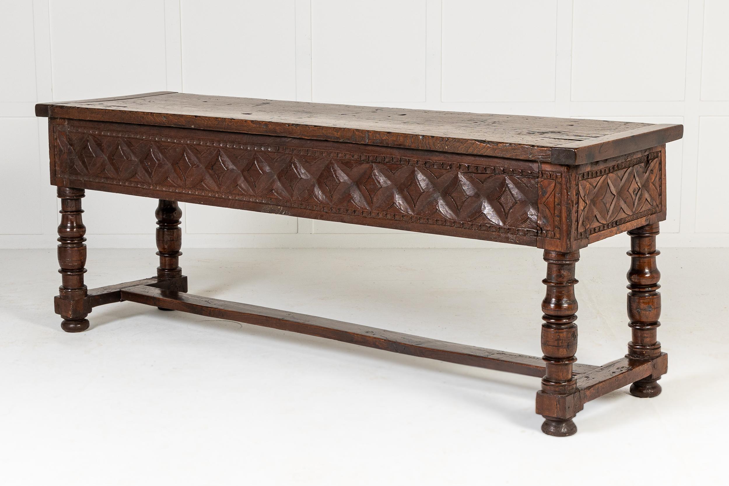 Table d'appoint/de service en noyer espagnol du 17e siècle en vente 6