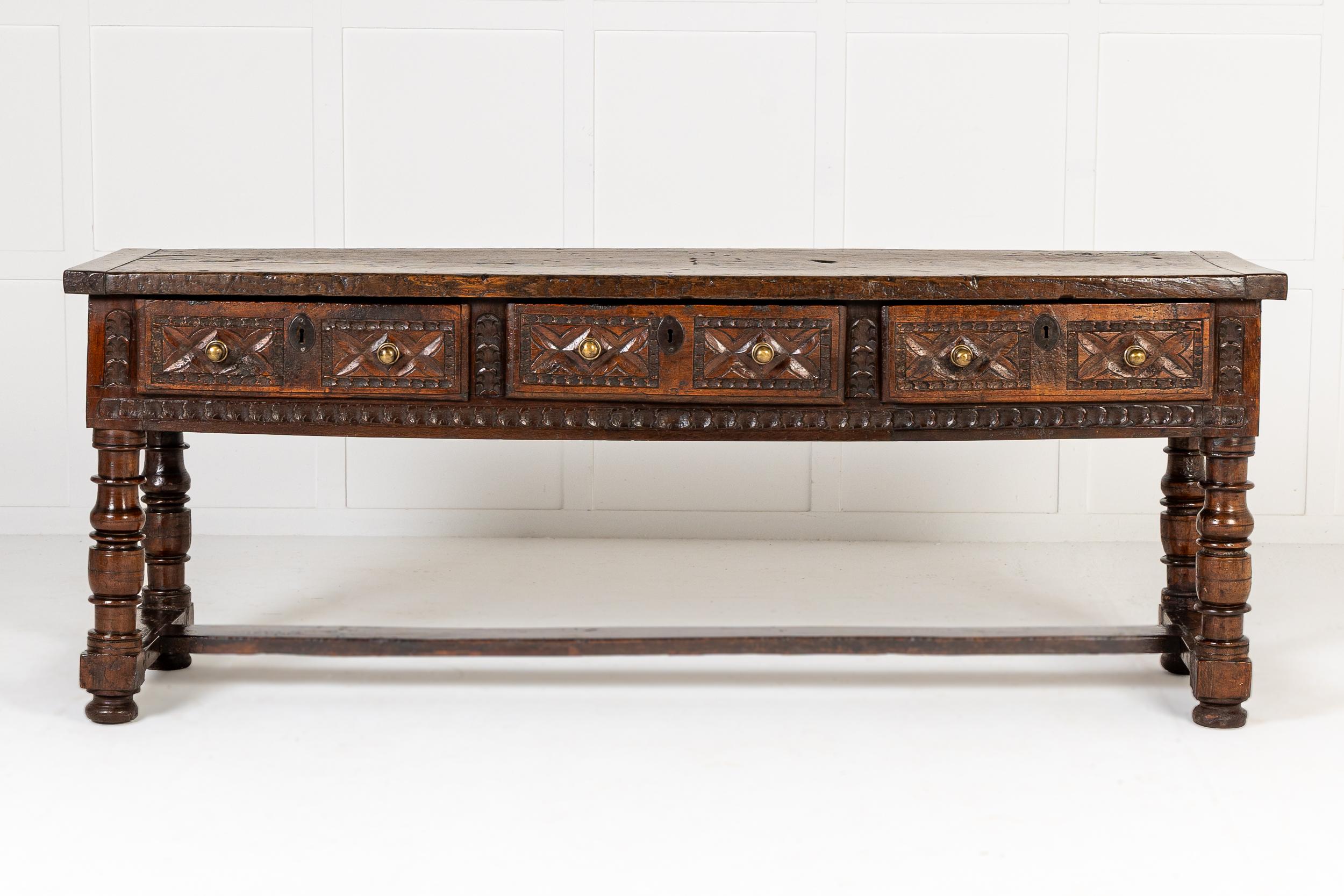 Intéressante table d'appoint ou de service en noyer espagnol de la fin du XVIe siècle ou du début du XVIIe siècle.

Cette table rare et inhabituelle possède quatre pieds joliment dessinés et tournés qui intègrent une variété de formes de balustres.