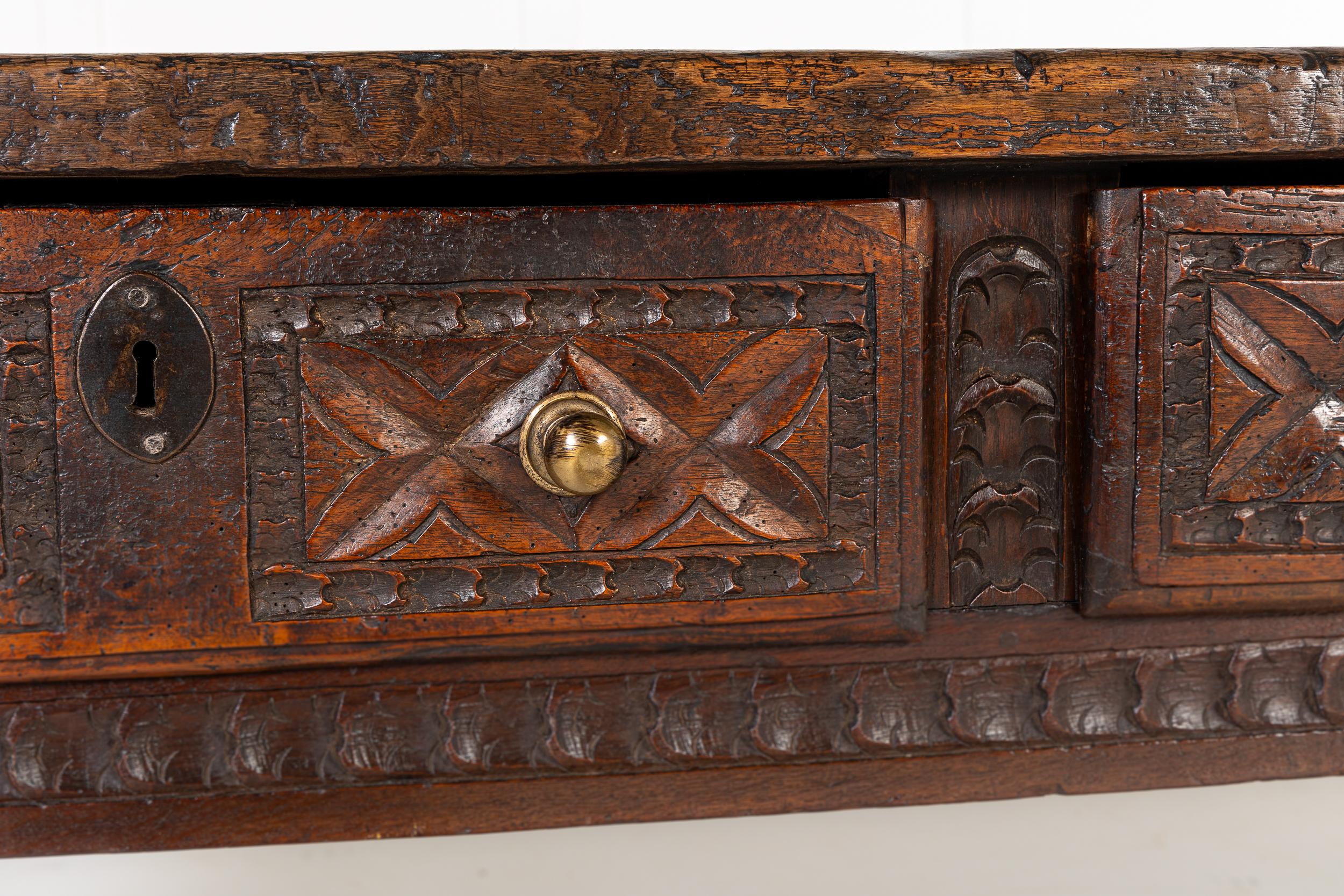 XVIIIe siècle et antérieur Table d'appoint/de service en noyer espagnol du 17e siècle en vente