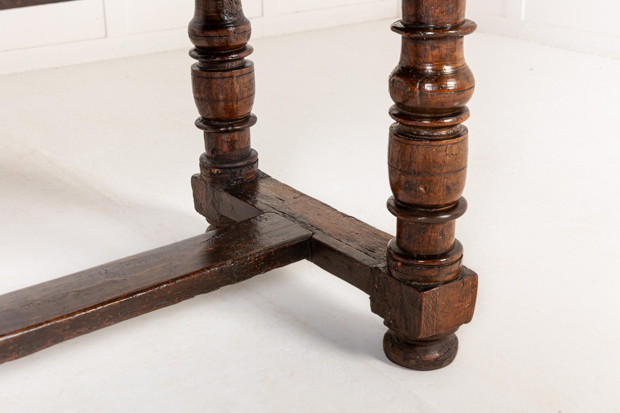 Noyer Table d'appoint/de service en noyer espagnol du 17e siècle en vente