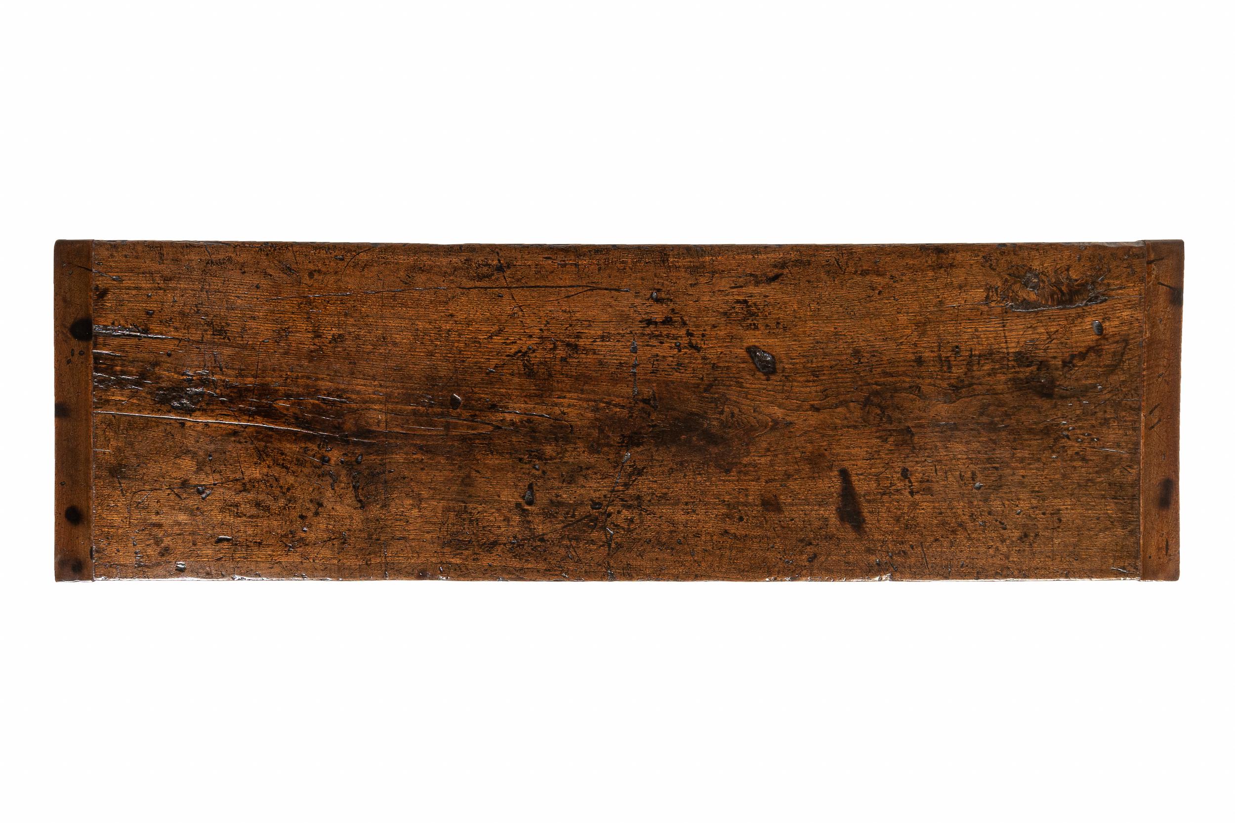 Table d'appoint/de service en noyer espagnol du 17e siècle en vente 1