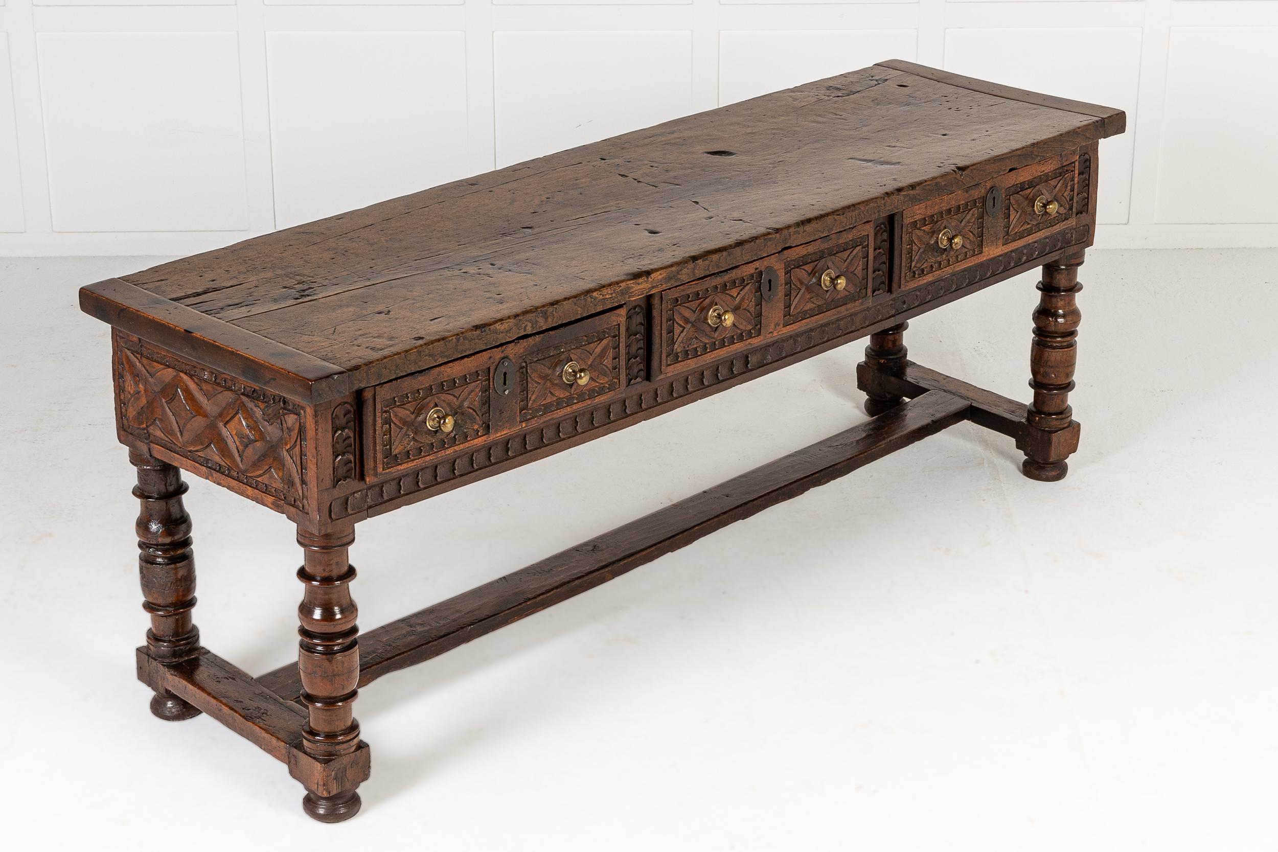 Table d'appoint/de service en noyer espagnol du 17e siècle en vente 3