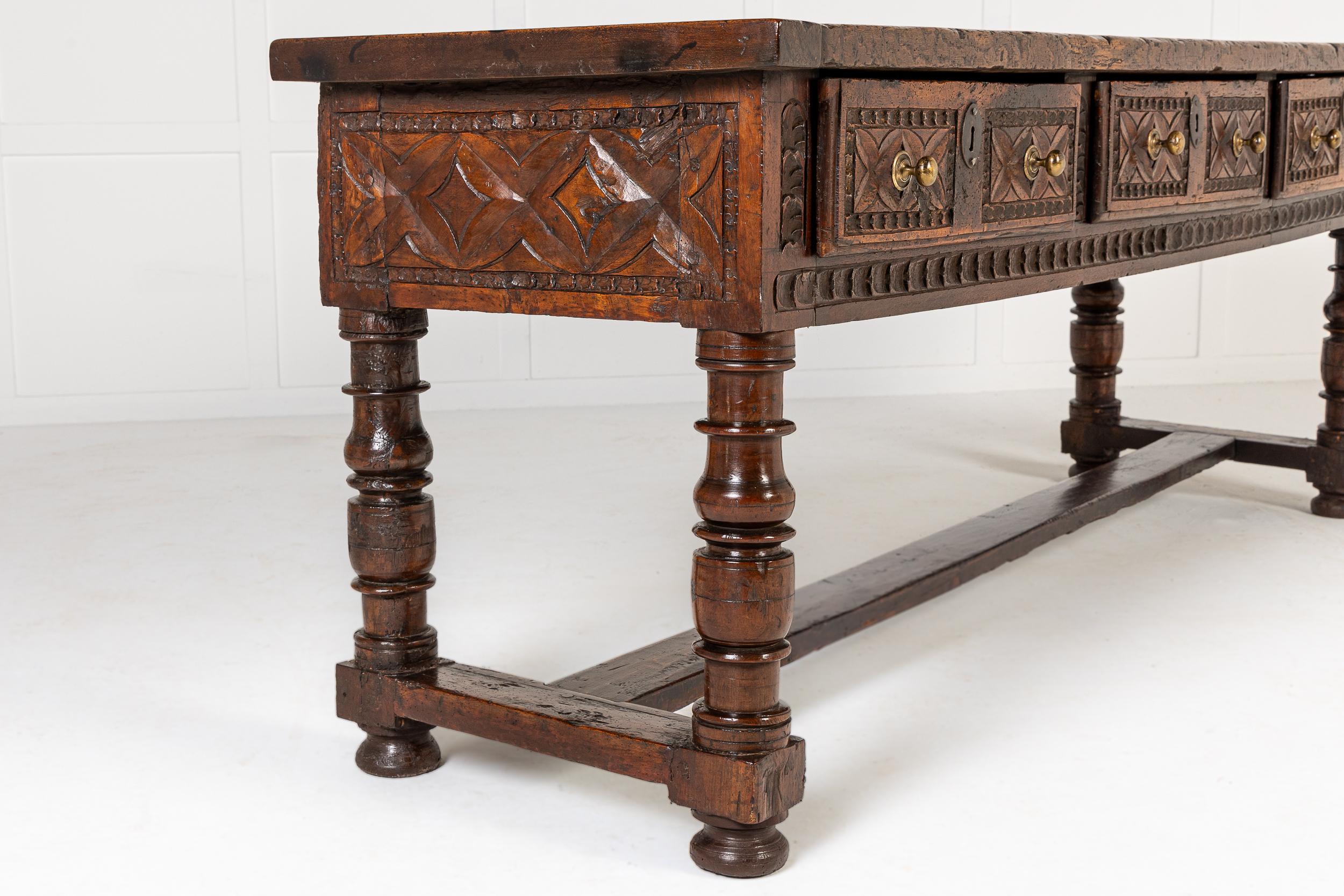 Table d'appoint/de service en noyer espagnol du 17e siècle en vente 4
