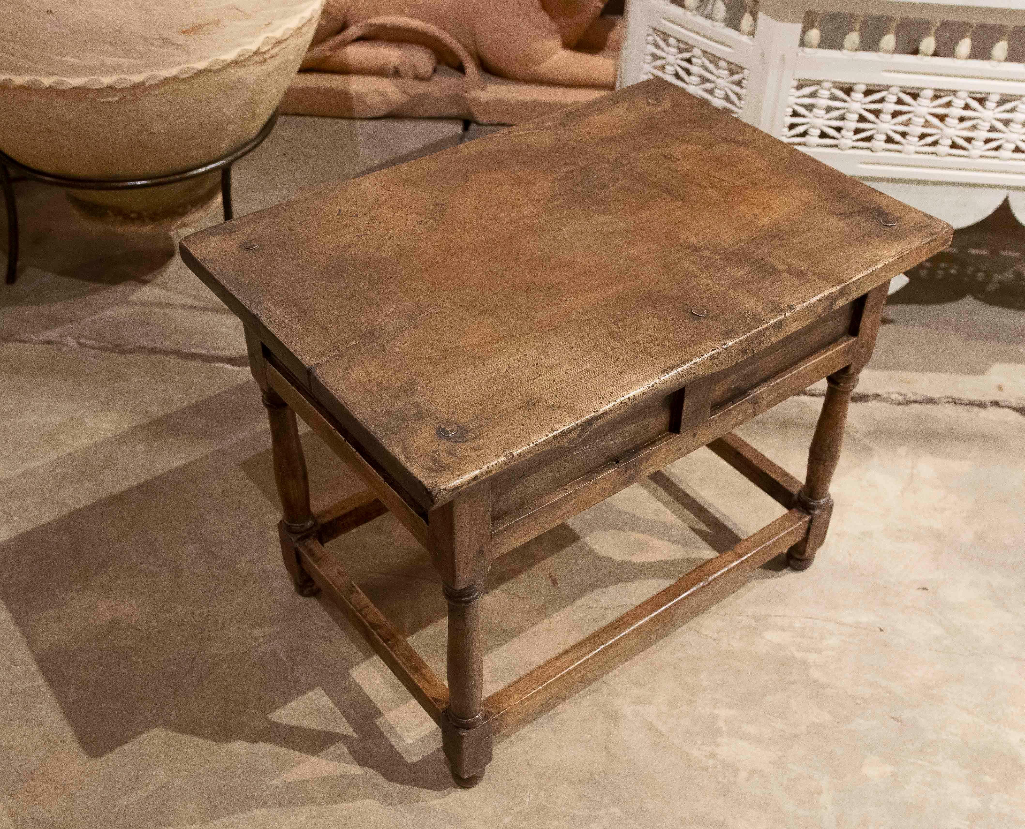 Table d'appoint espagnole du 17ème siècle avec original  Raccords en vente 4