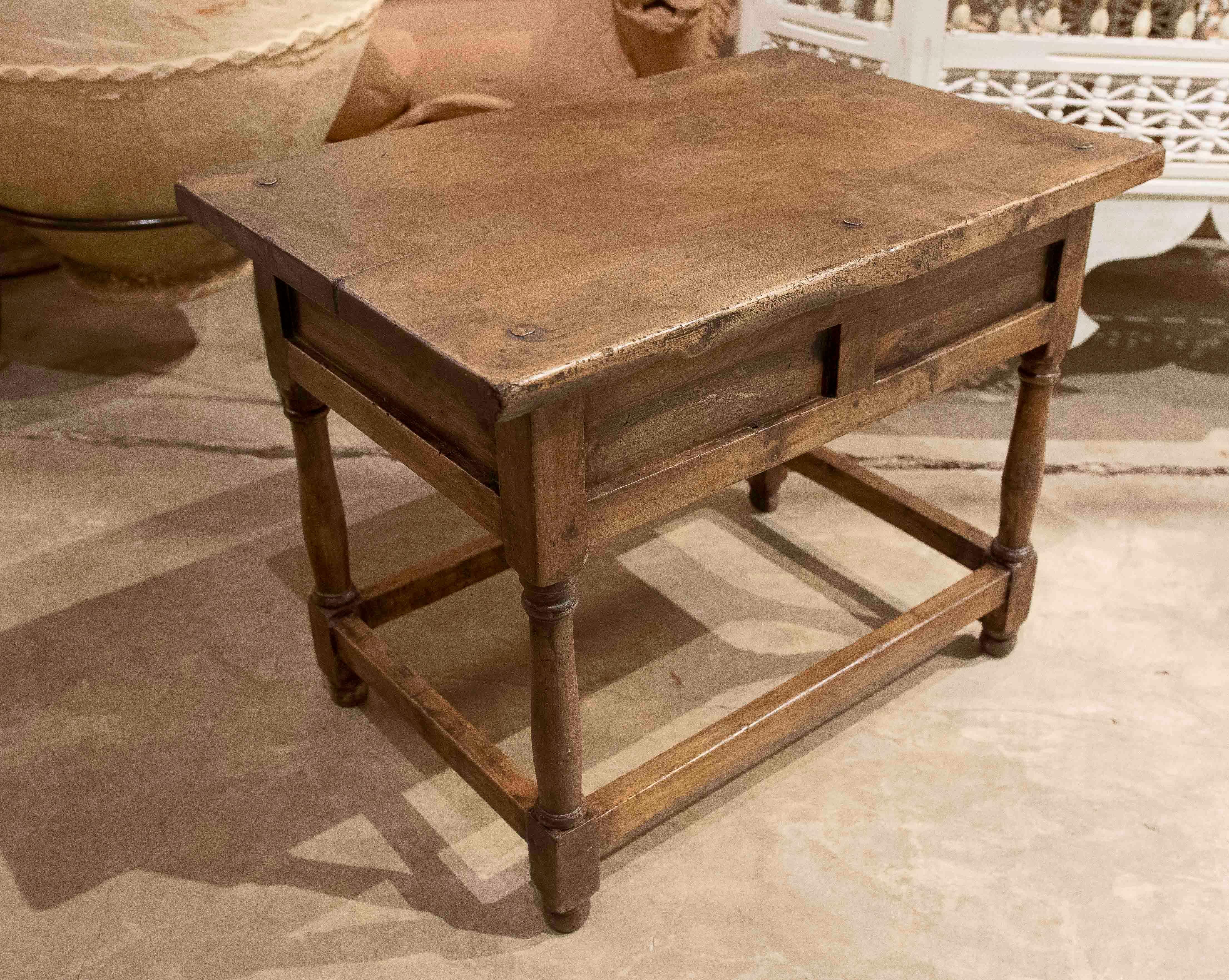 Table d'appoint espagnole du 17ème siècle avec original  Raccords en vente 5