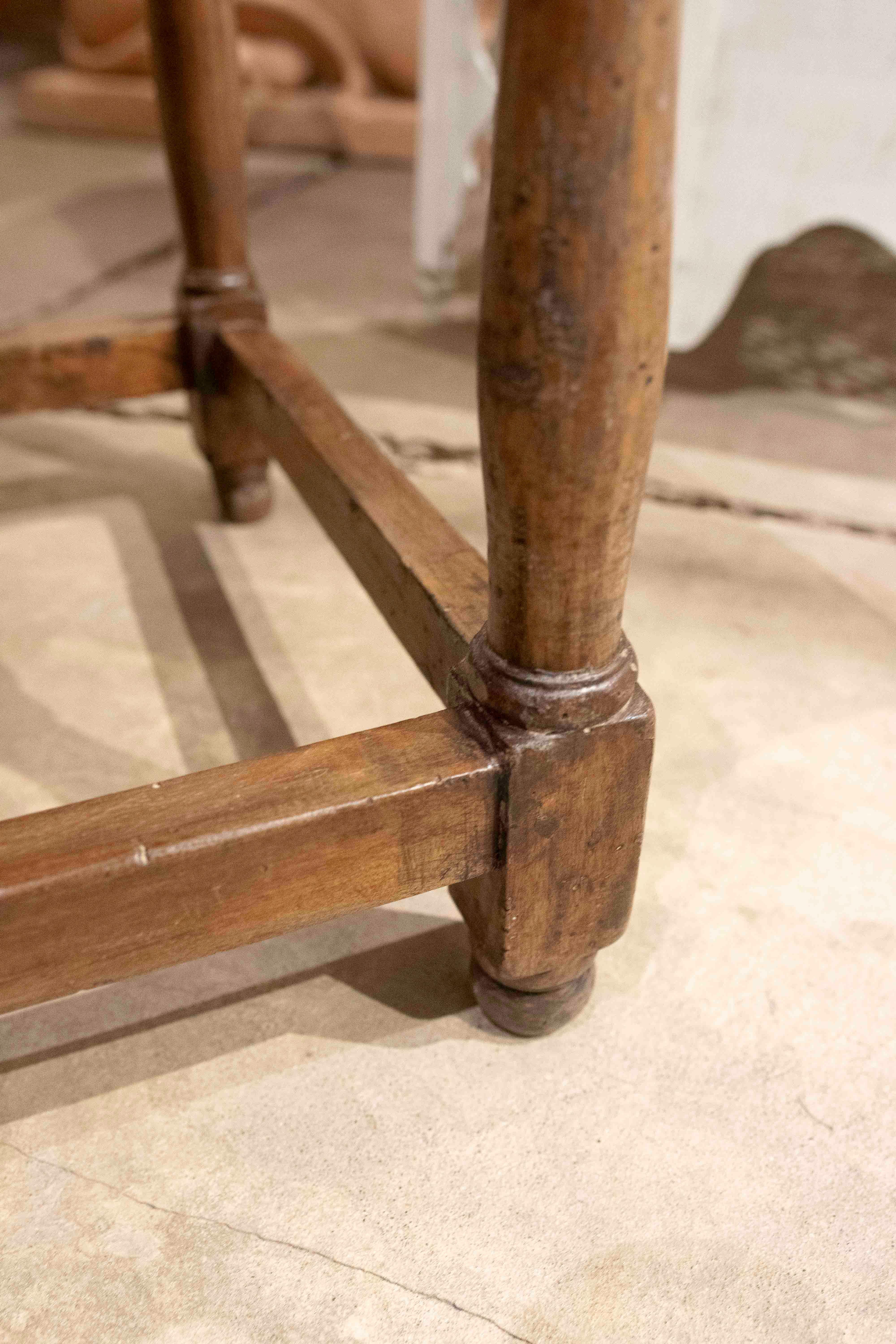 Table d'appoint espagnole du 17ème siècle avec original  Raccords en vente 7
