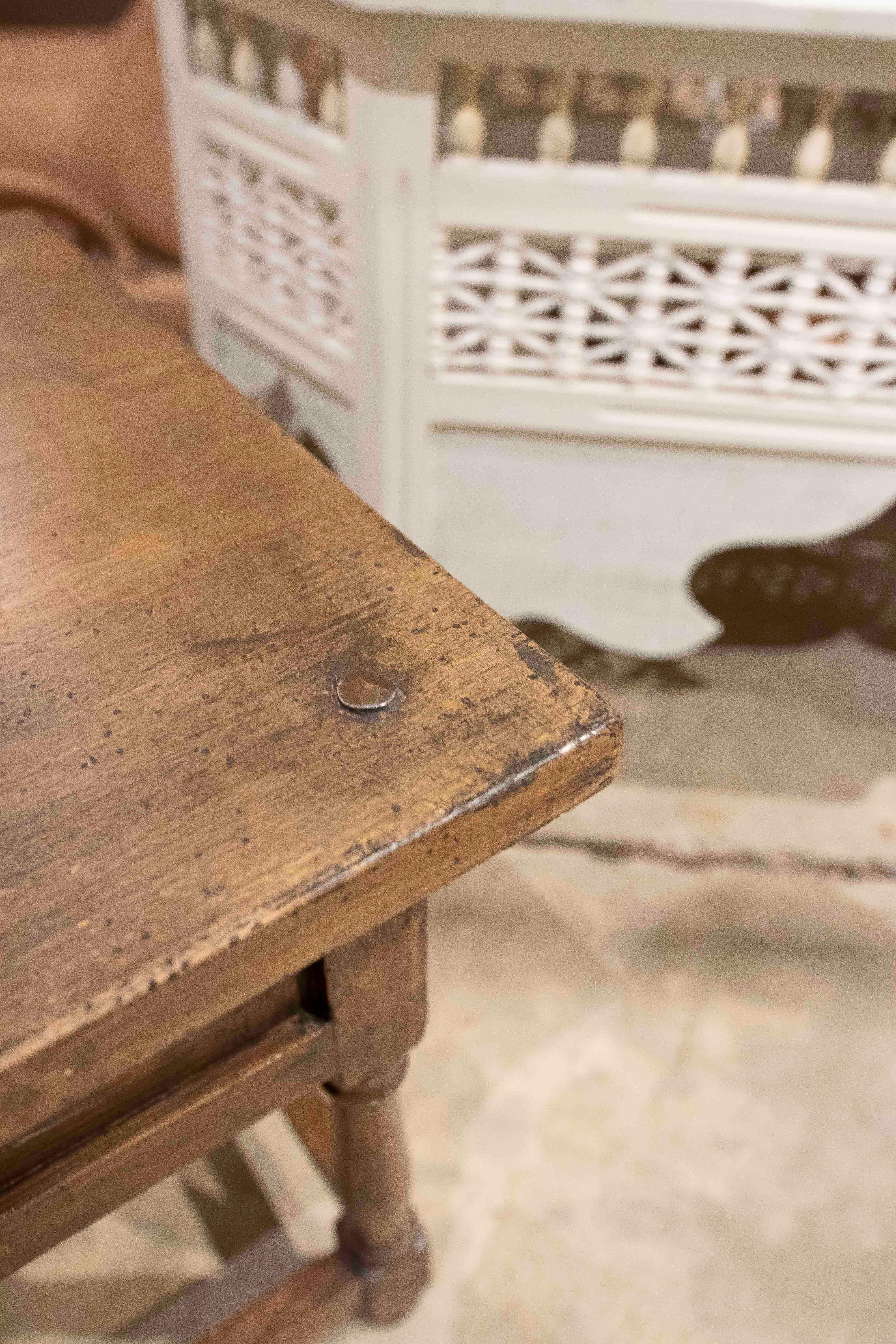 Table d'appoint espagnole du 17ème siècle avec original  Raccords en vente 9
