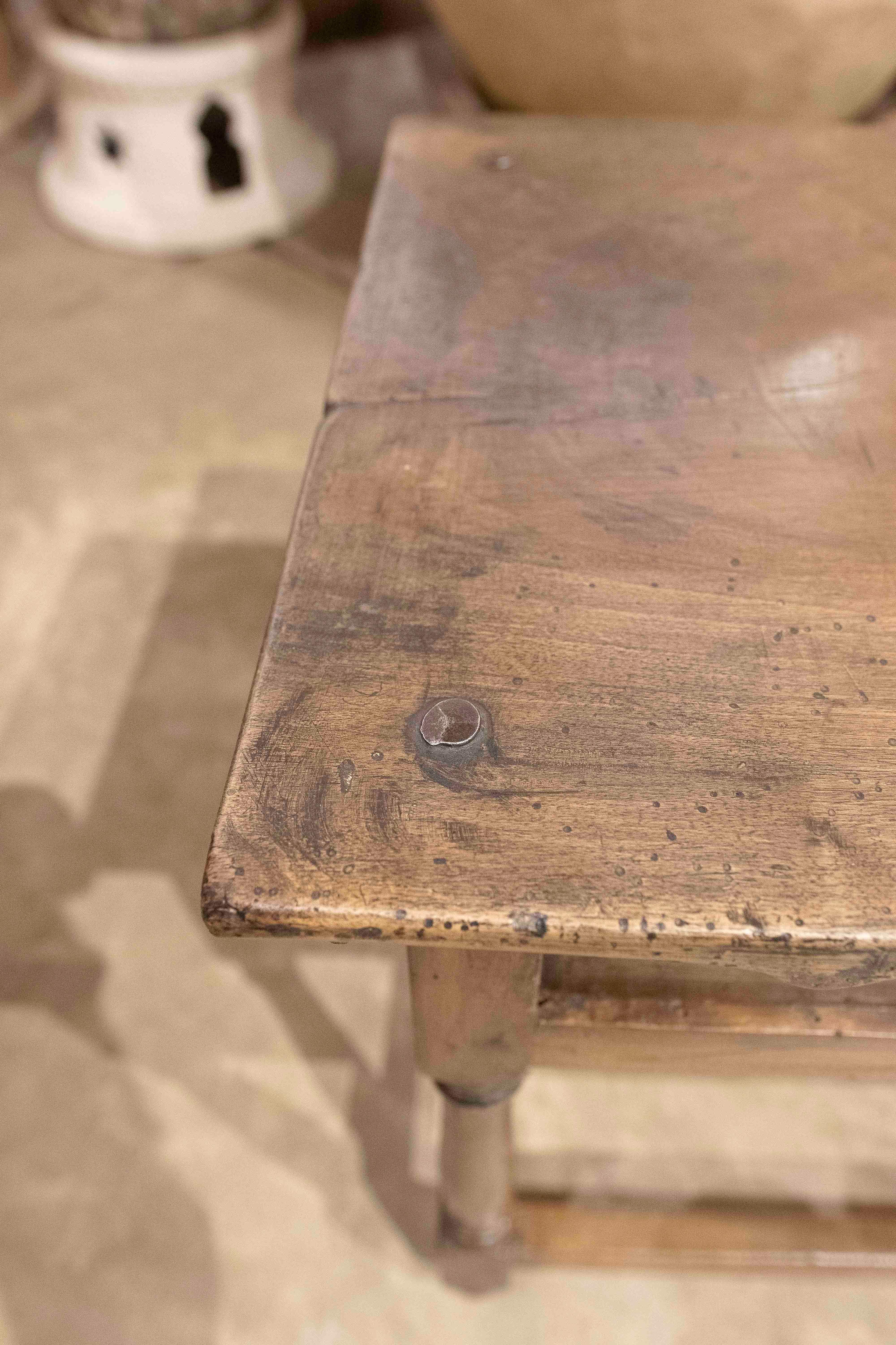 Table d'appoint espagnole du 17ème siècle avec original  Raccords en vente 10
