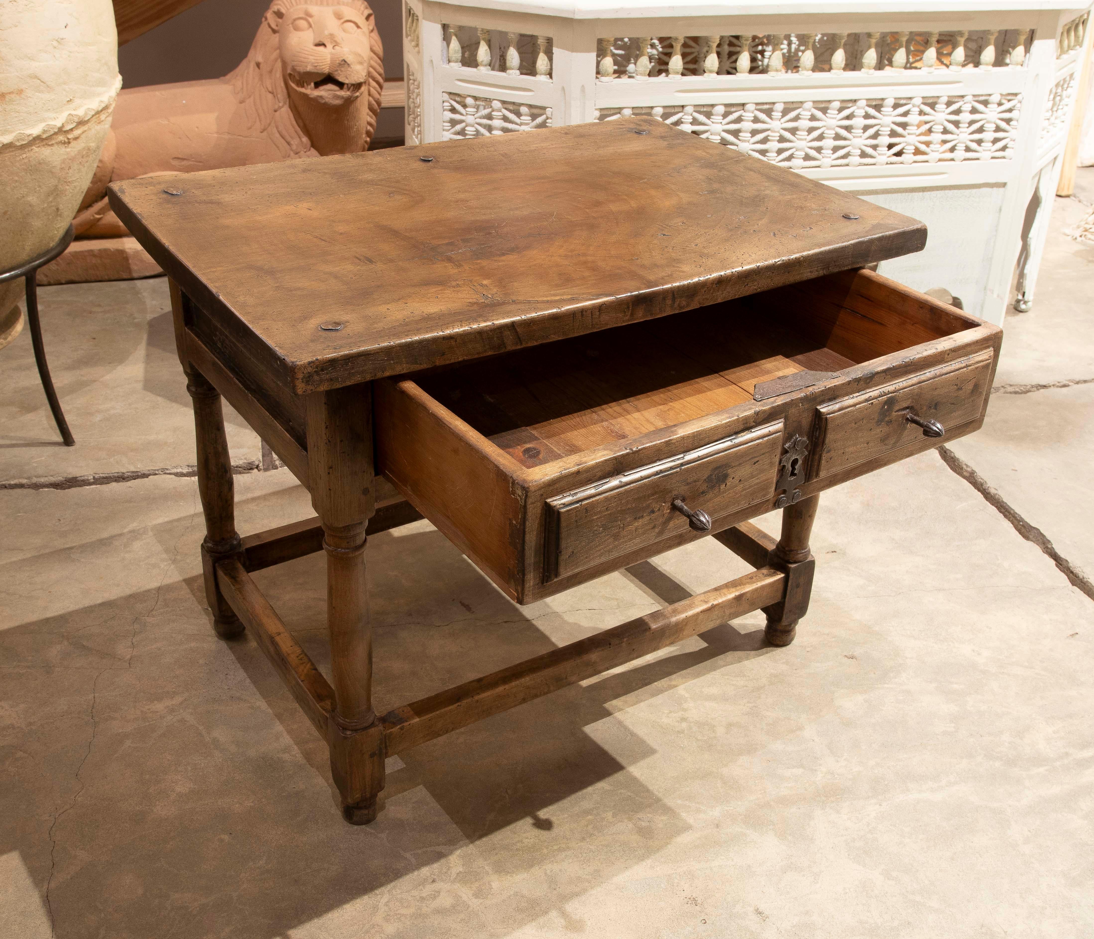 Table d'appoint espagnole du 17ème siècle avec original  Raccords
