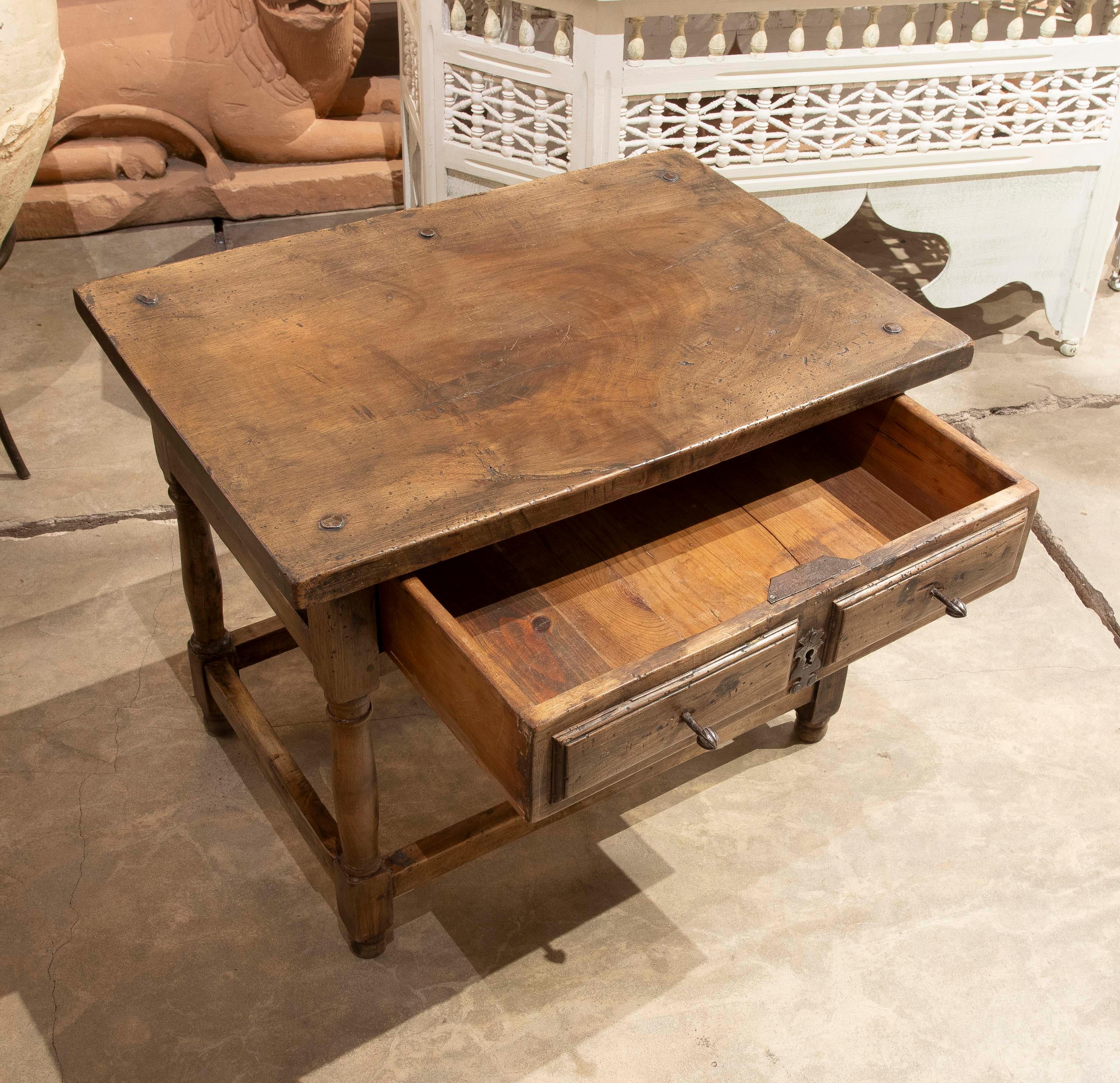 Espagnol Table d'appoint espagnole du 17ème siècle avec original  Raccords en vente