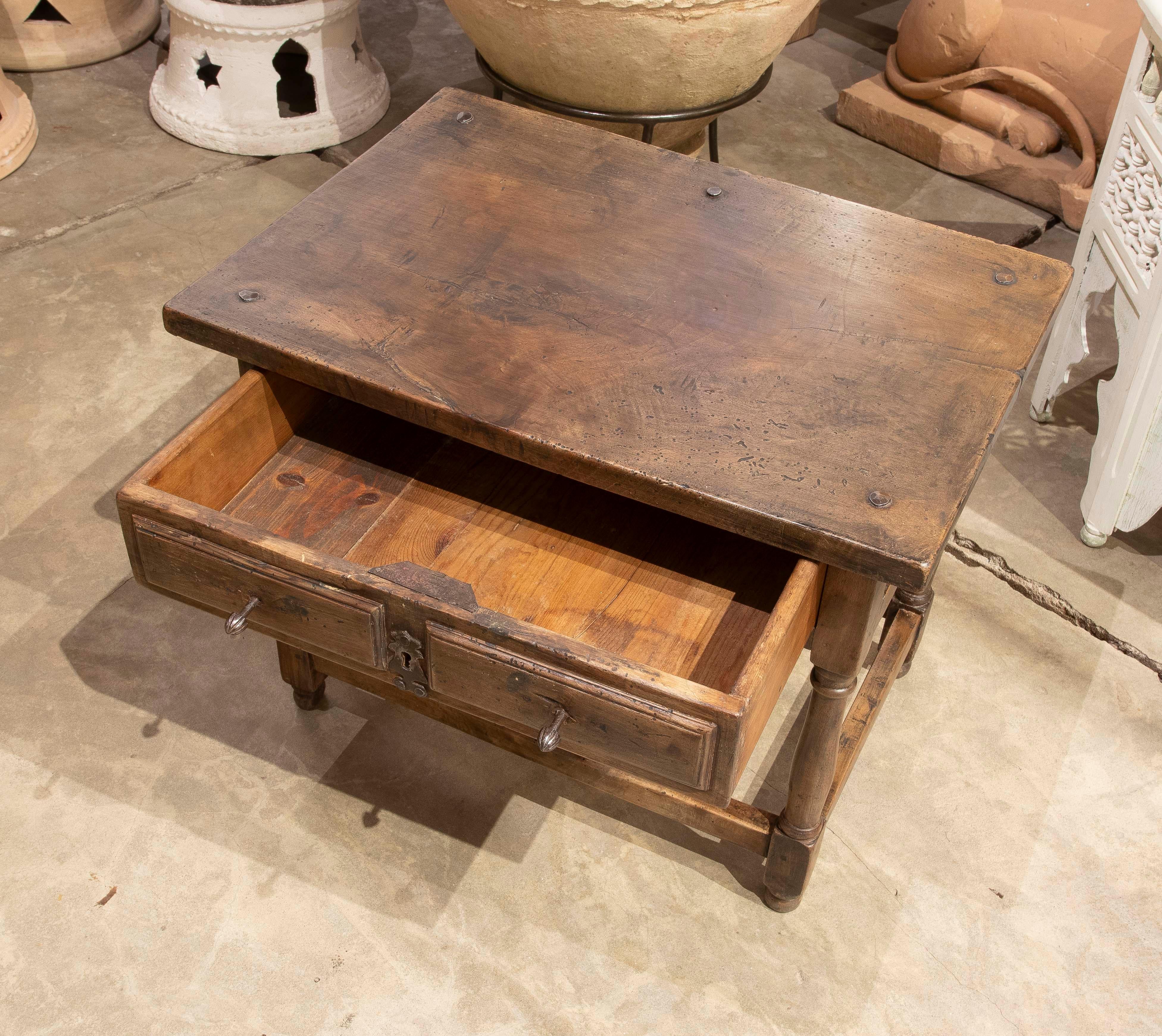 Table d'appoint espagnole du 17ème siècle avec original  Raccords Bon état - En vente à Marbella, ES