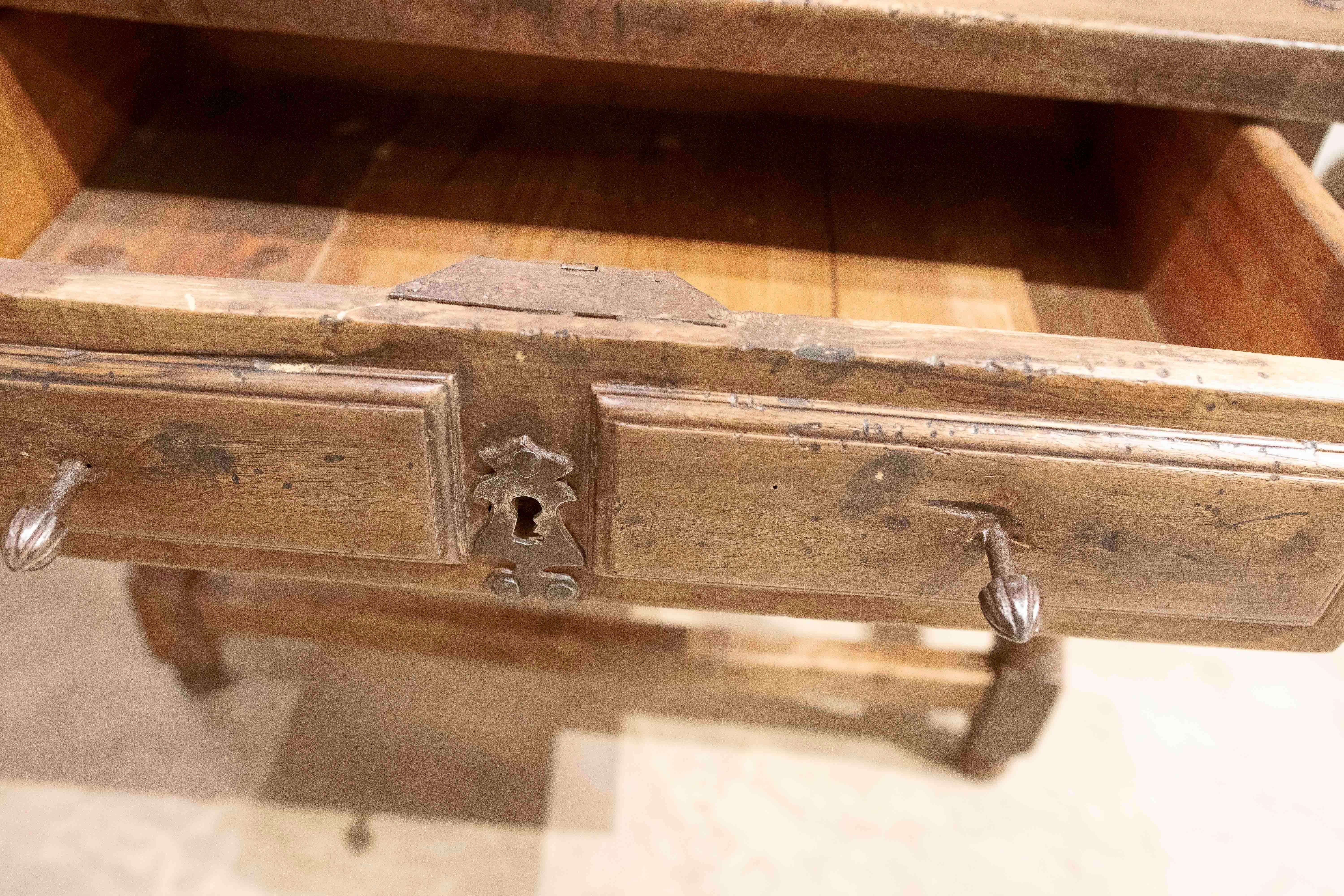 XVIIIe siècle et antérieur Table d'appoint espagnole du 17ème siècle avec original  Raccords en vente