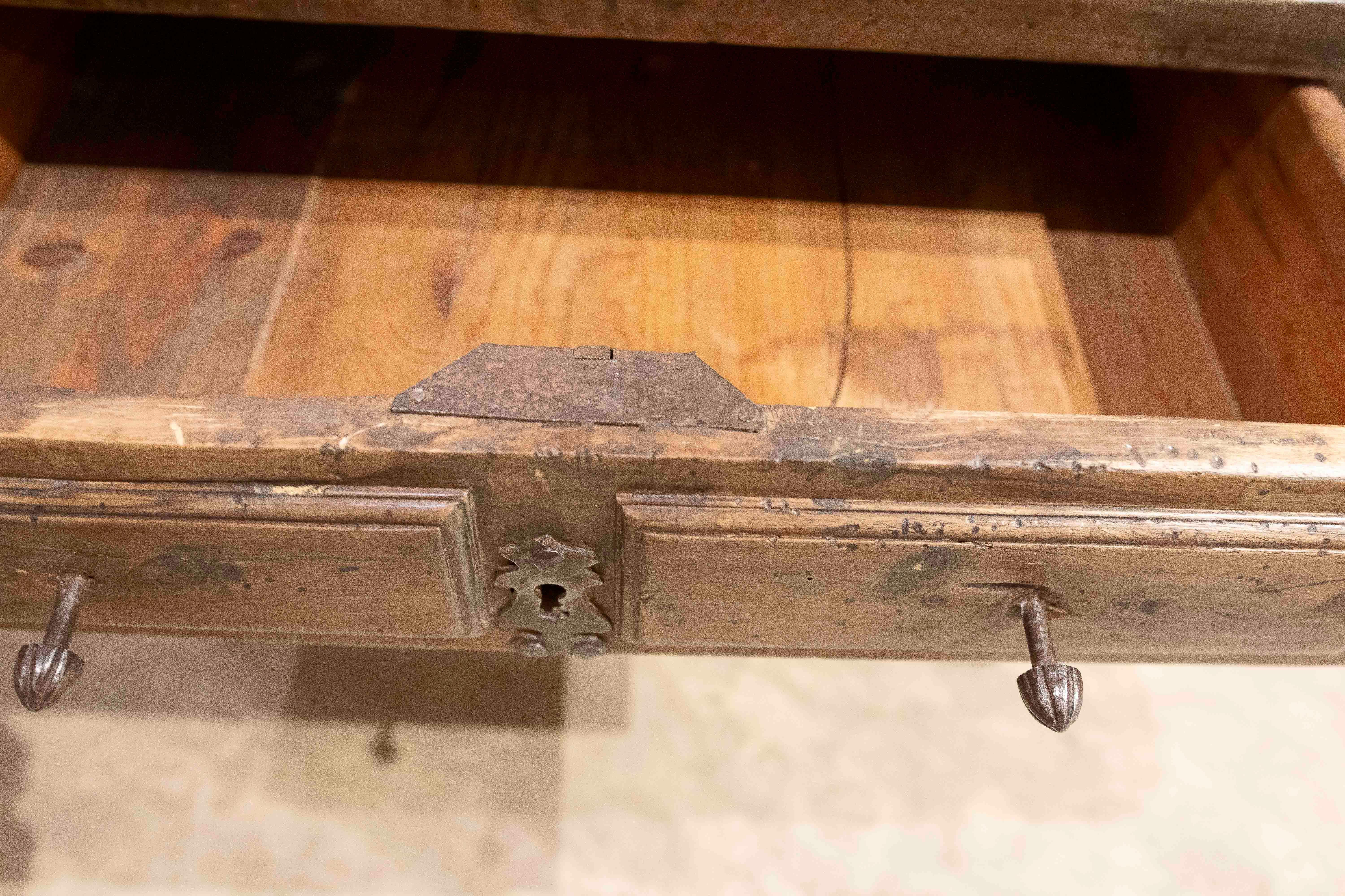 Noyer Table d'appoint espagnole du 17ème siècle avec original  Raccords en vente