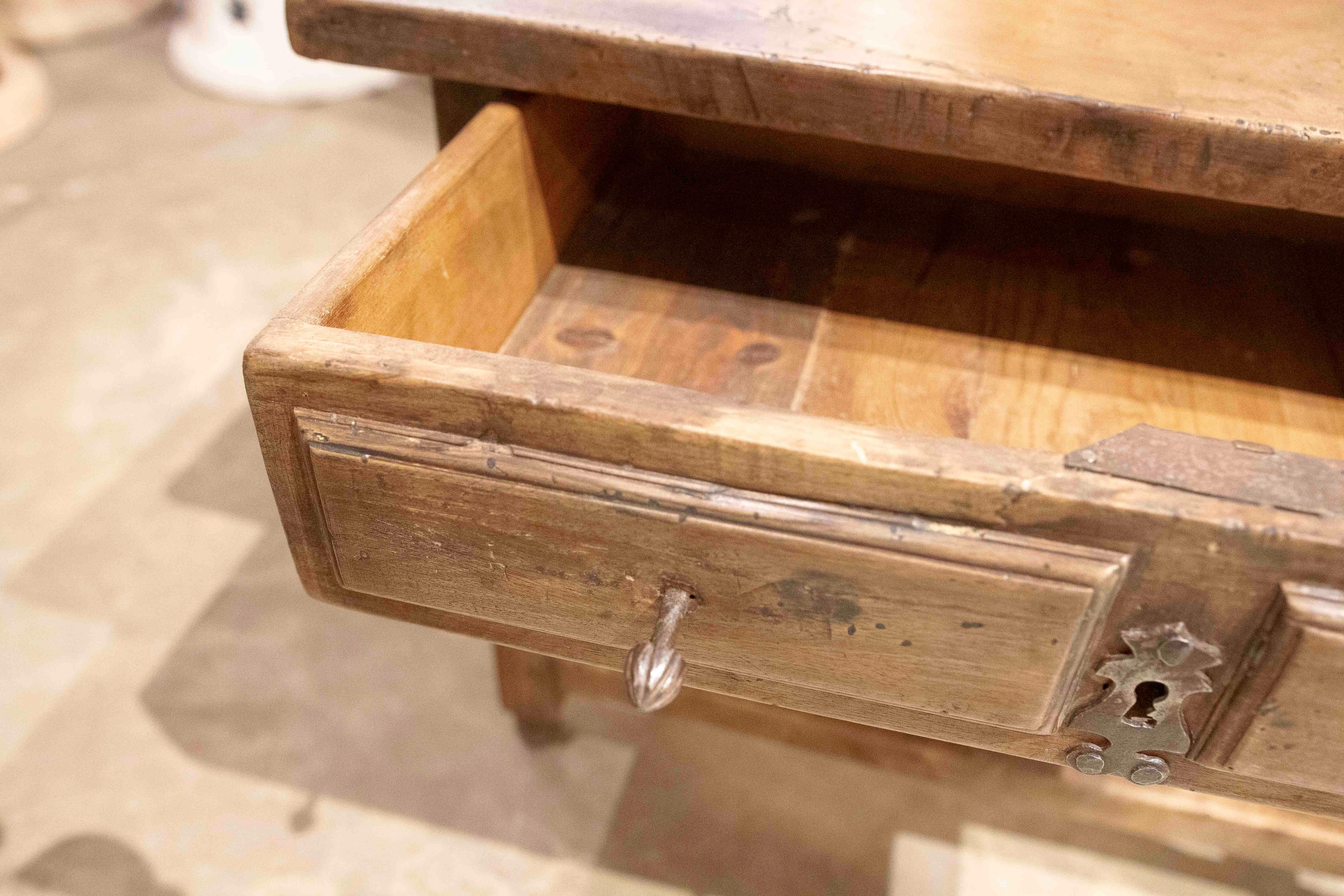 Table d'appoint espagnole du 17ème siècle avec original  Raccords en vente 1