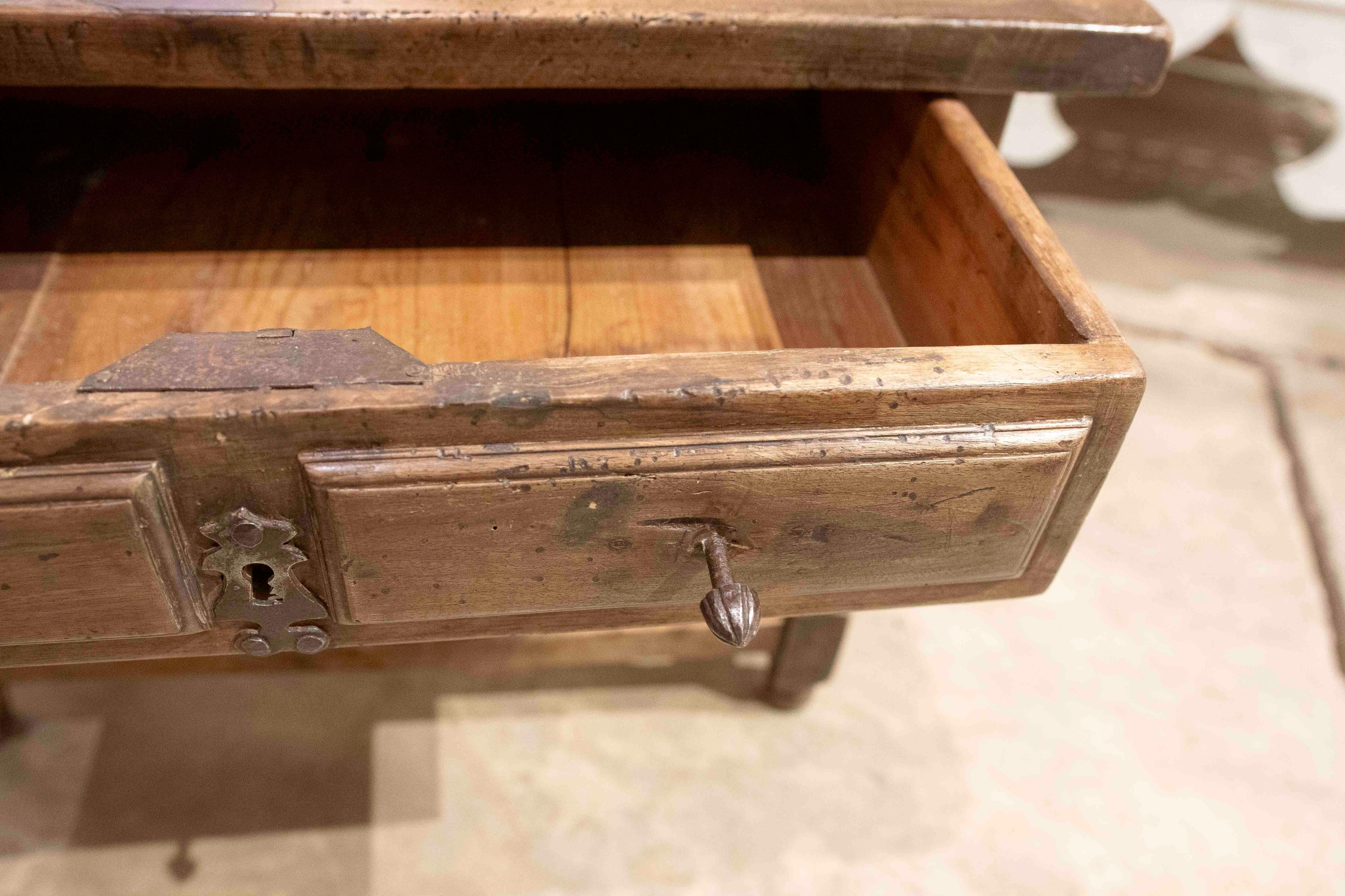 Table d'appoint espagnole du 17ème siècle avec original  Raccords en vente 2