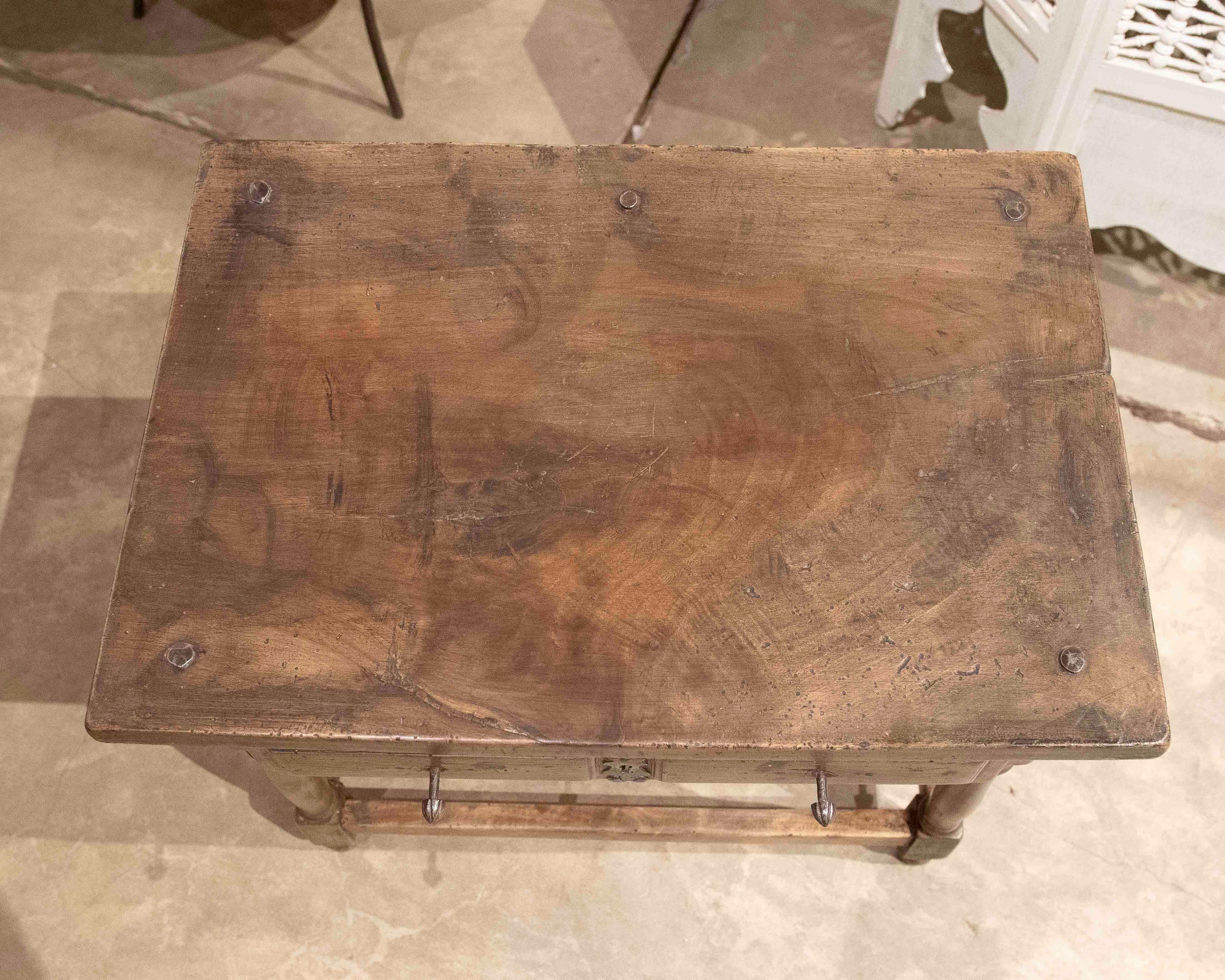 Table d'appoint espagnole du 17ème siècle avec original  Raccords en vente 3