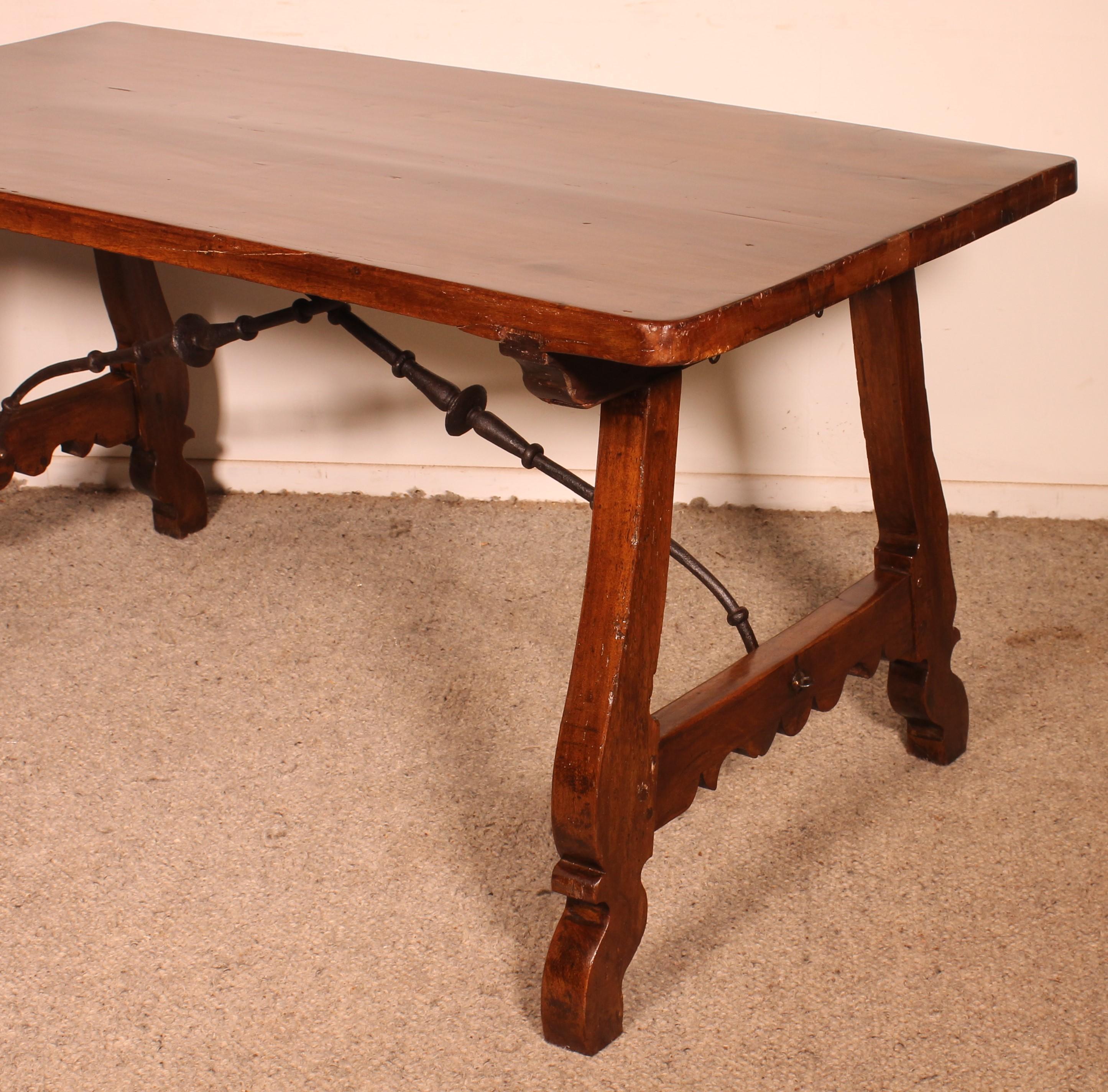 une belle table espagnole en noyer du 17ème siècle de l'époque de la Renaissance

Table pouvant servir de bureau, de table de salle à manger ou de grande console qui a le grand avantage de ne pas avoir de frises, ce qui permet d'avoir beaucoup
