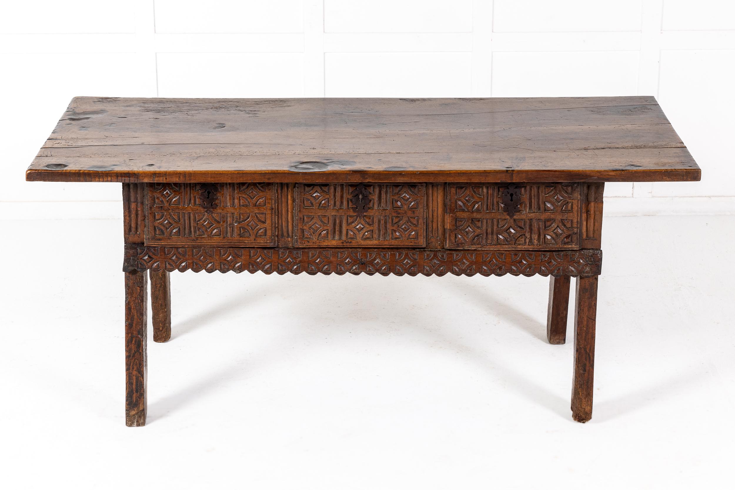 Très belle et inhabituelle table en noyer espagnole du 17e siècle, d'une excellente couleur.

Cette table rare présente un grand plateau en planches en surplomb, qui a acquis une belle couleur et une patine de bronze, au-dessus d'une frise de trois