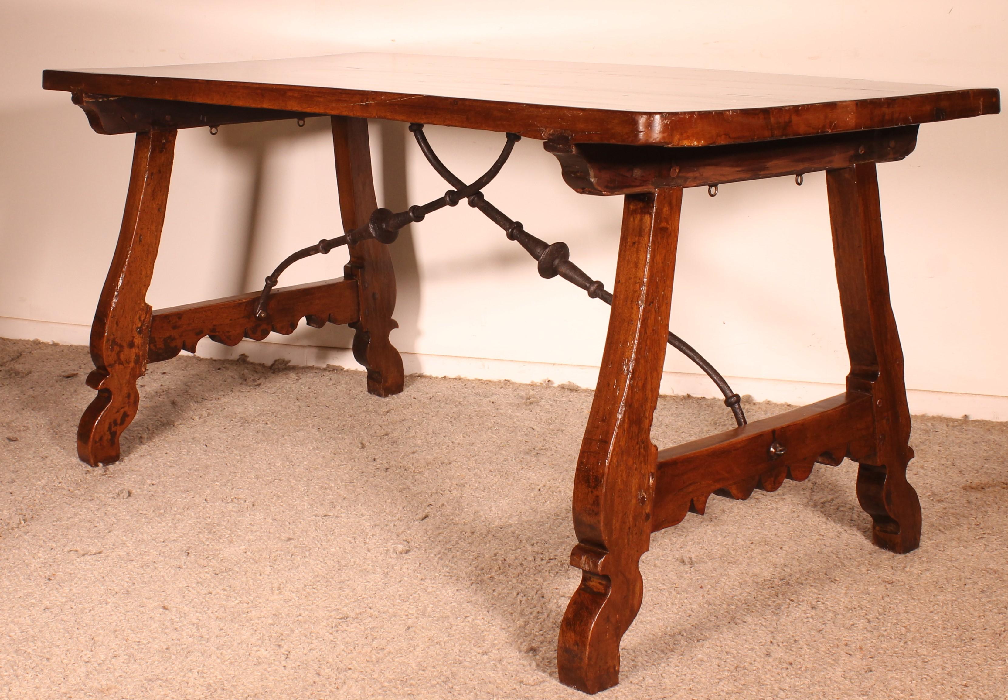 Renaissance Table en noyer espagnole du 17e siècle en vente