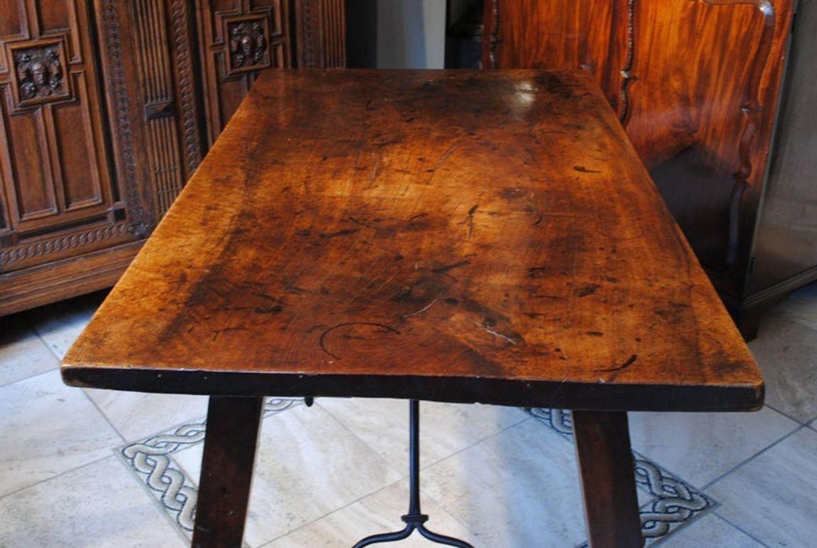 Spanischer Nussbaumtisch aus dem 17. (Spätes 17. Jahrhundert) im Angebot