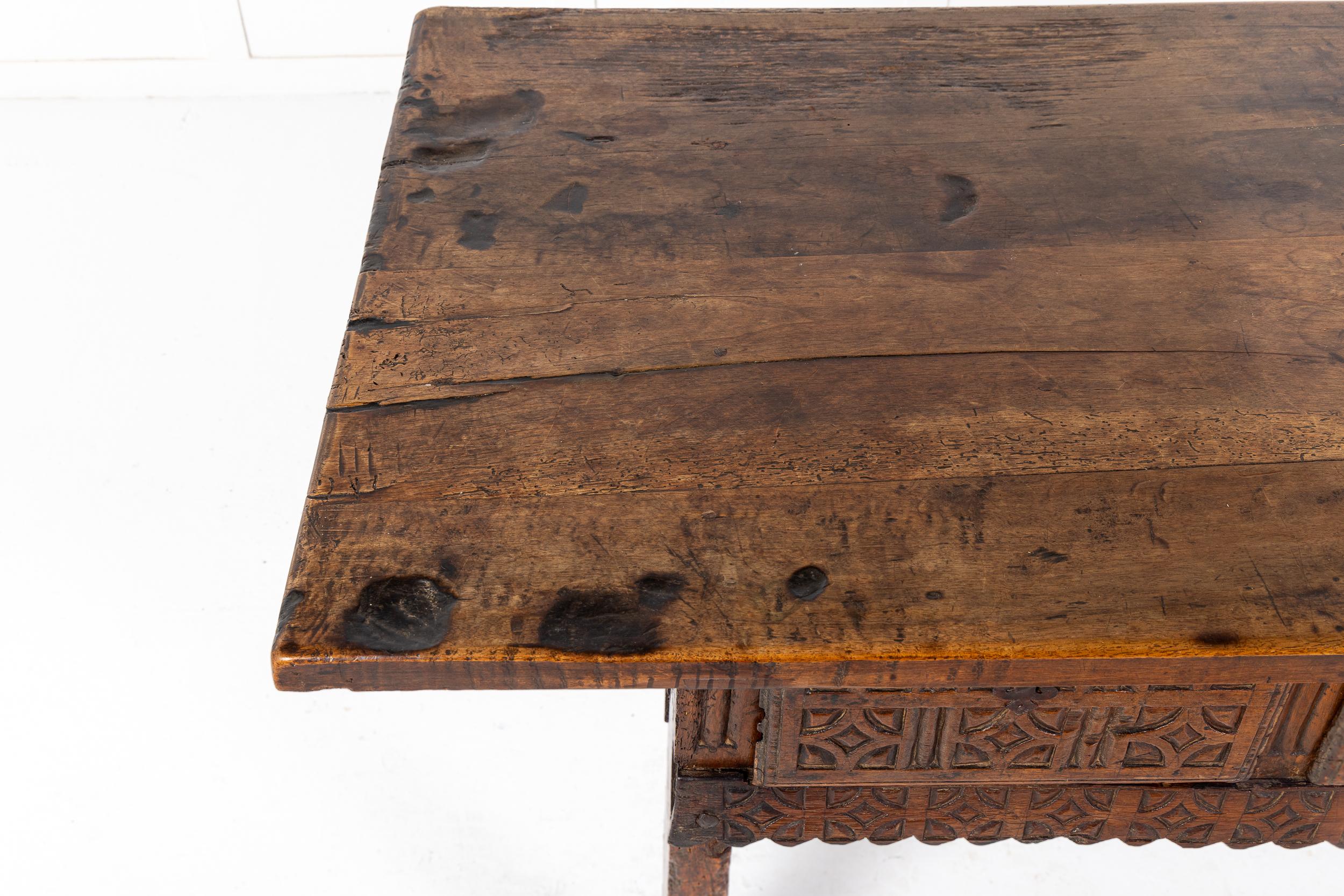 Noyer Table en noyer espagnole du 17e siècle en vente
