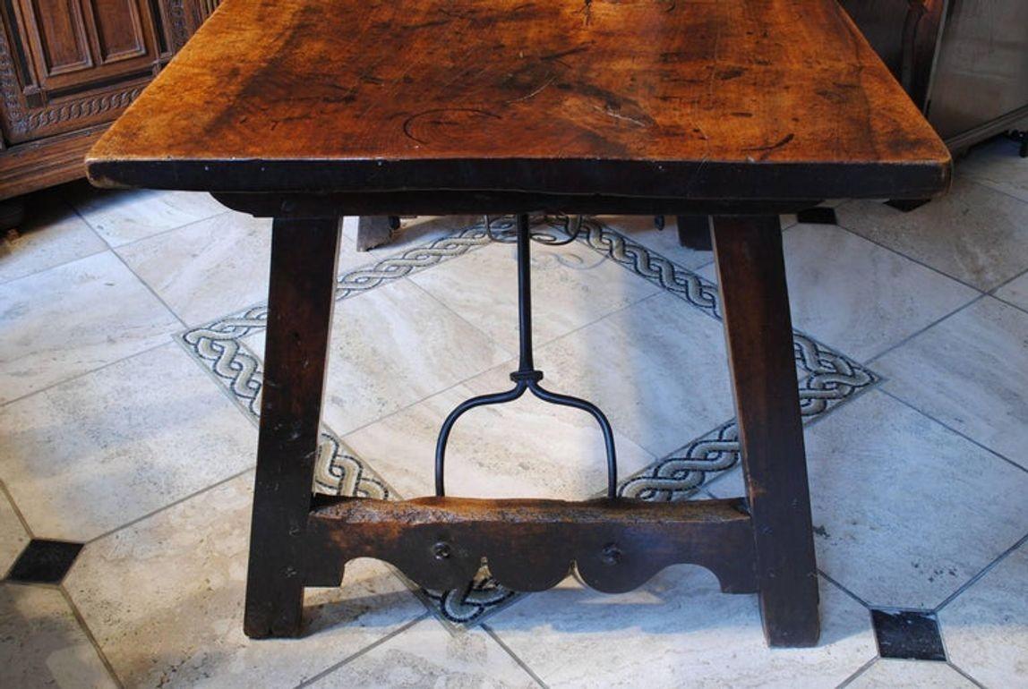 17th Century Spanish Walnut Table For Sale 1