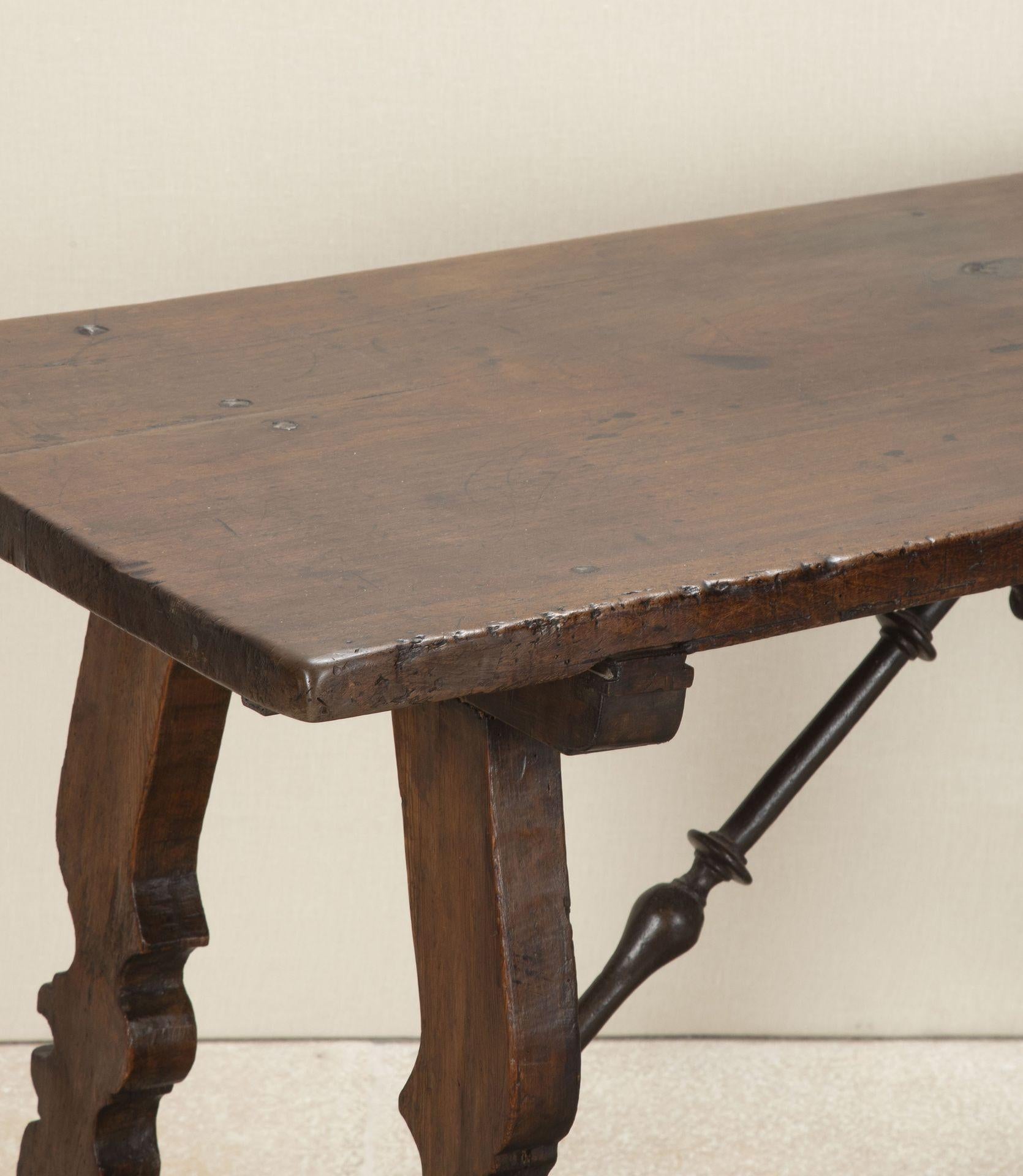 17th Century Spanish Walnut Table For Sale 3