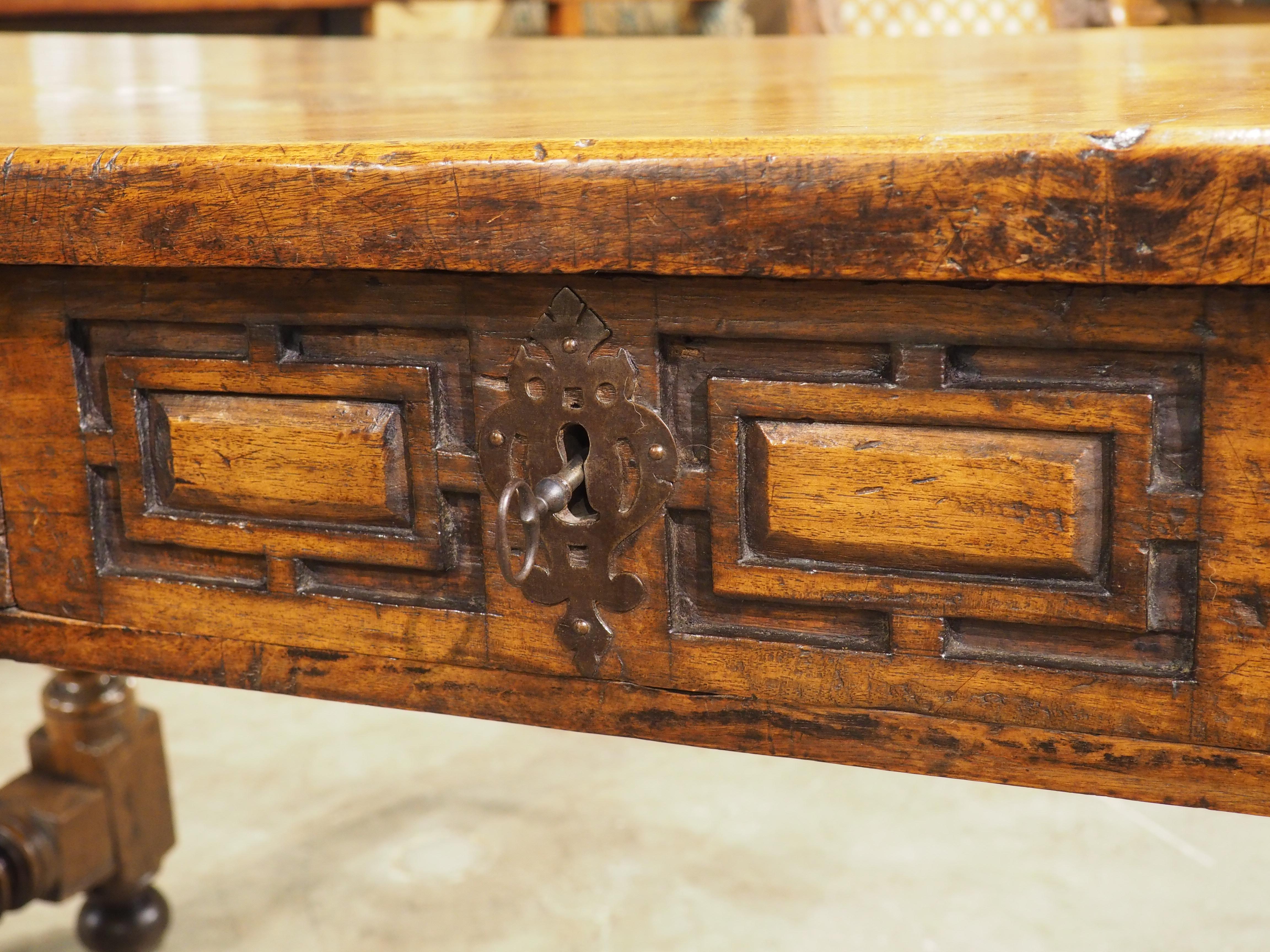 Mesa o escritorio de nogal español del siglo XVII con patas torneadas y camilla siglo XVIII y antes en venta