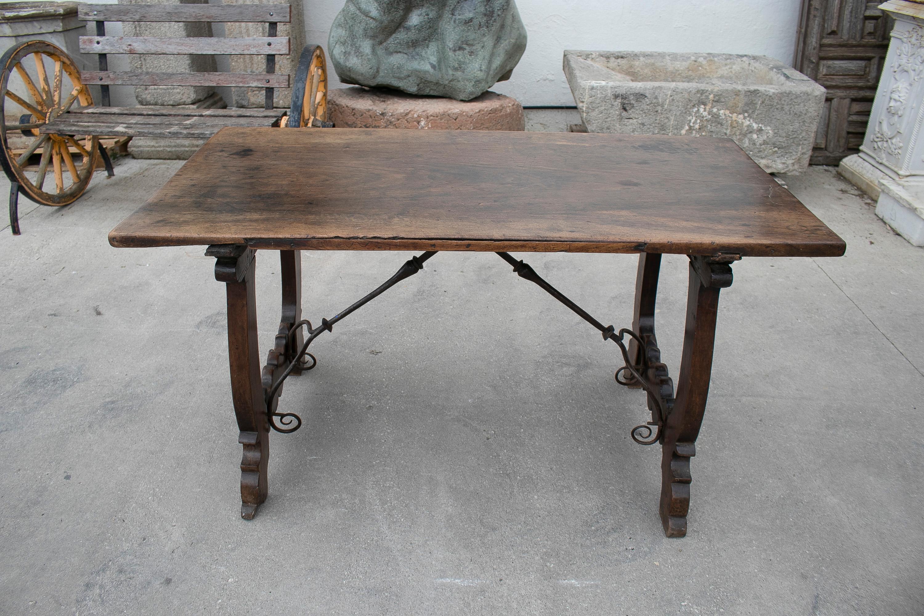 17th Century Spanish Walnut Table w/ Lira Legs and Original Ironware In Good Condition In Marbella, ES