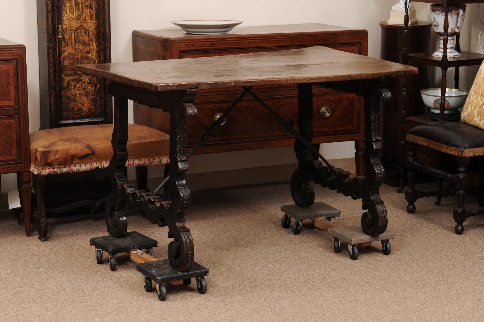 17th Century Spanish Walnut Table with Lyre Shaped Carved Legs In Good Condition For Sale In Atlanta, GA