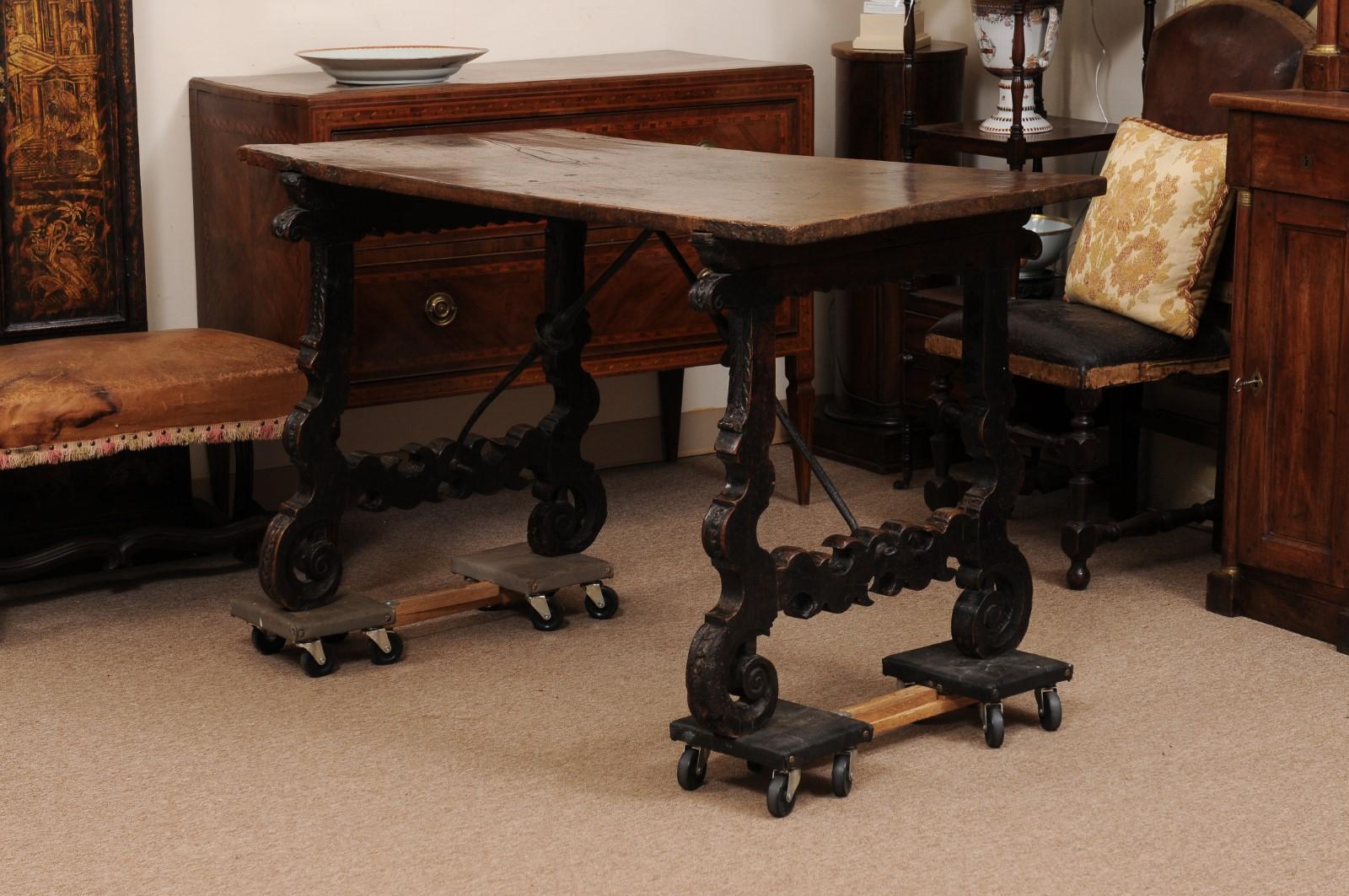 17th Century Spanish Walnut Table with Lyre Shaped Carved Legs For Sale 3