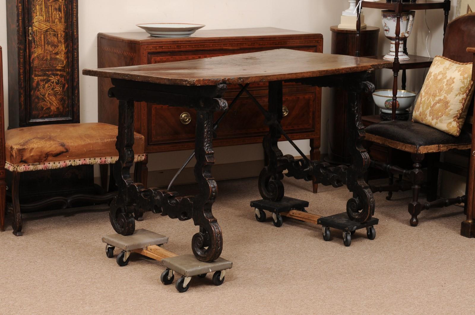 17th Century Spanish Walnut Table with Lyre Shaped Carved Legs For Sale 5