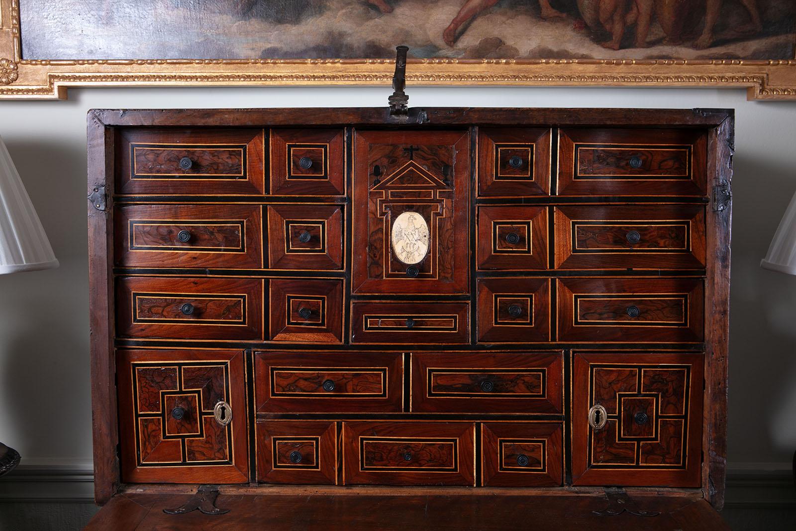 17. Jahrhundert Spanischer Nussbaum Vargueno, Truhe/Schreibtisch auf Stand im Zustand „Hervorragend“ im Angebot in Reepham, GB