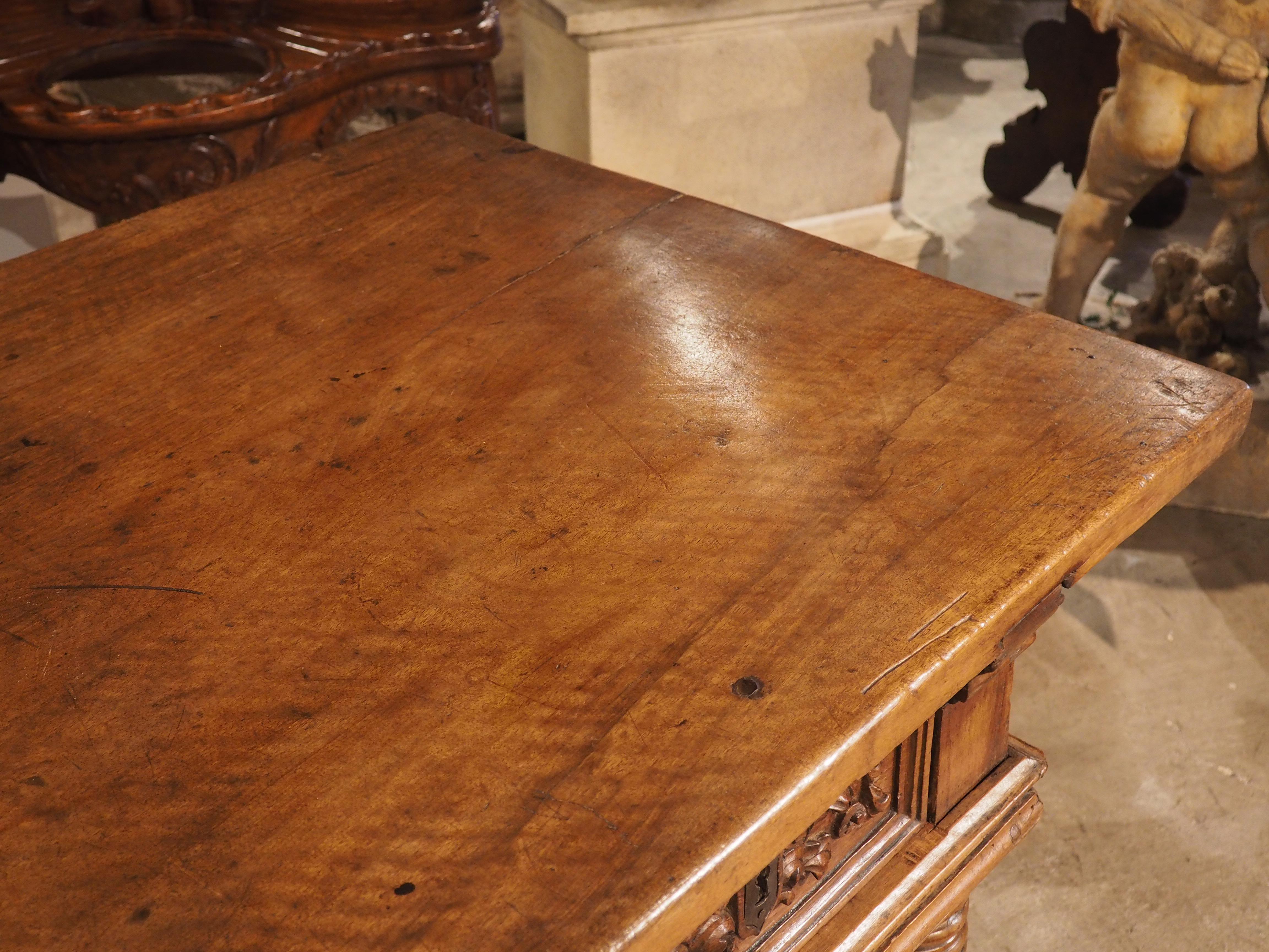 Table espagnole du XVIIe sicle en bois de noyer avec plateau en planches uniques en vente 7