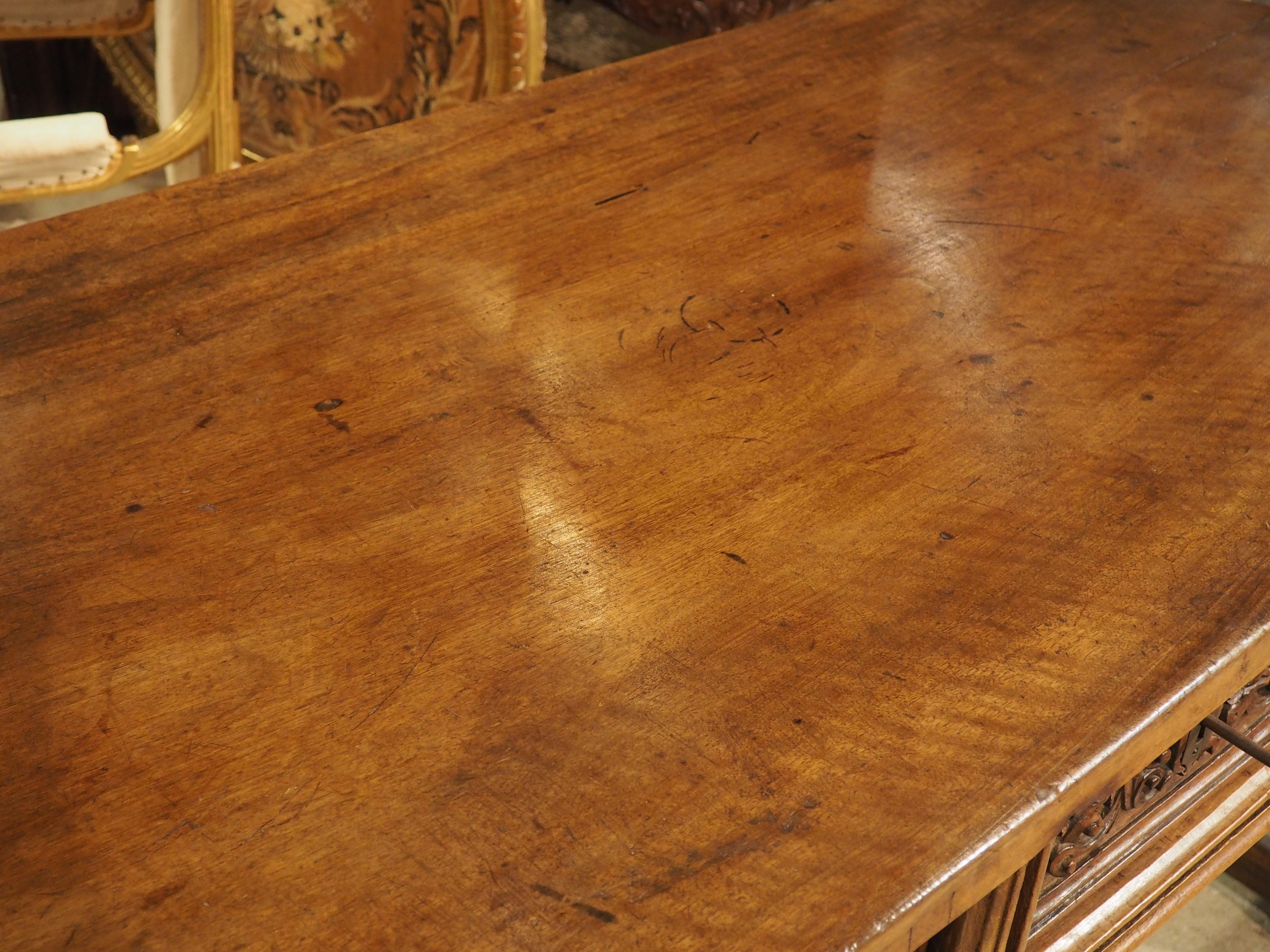 Spanischer Nussbaumholztisch des 17. Jahrhunderts mit einfacher Bohlenplatte im Angebot 9