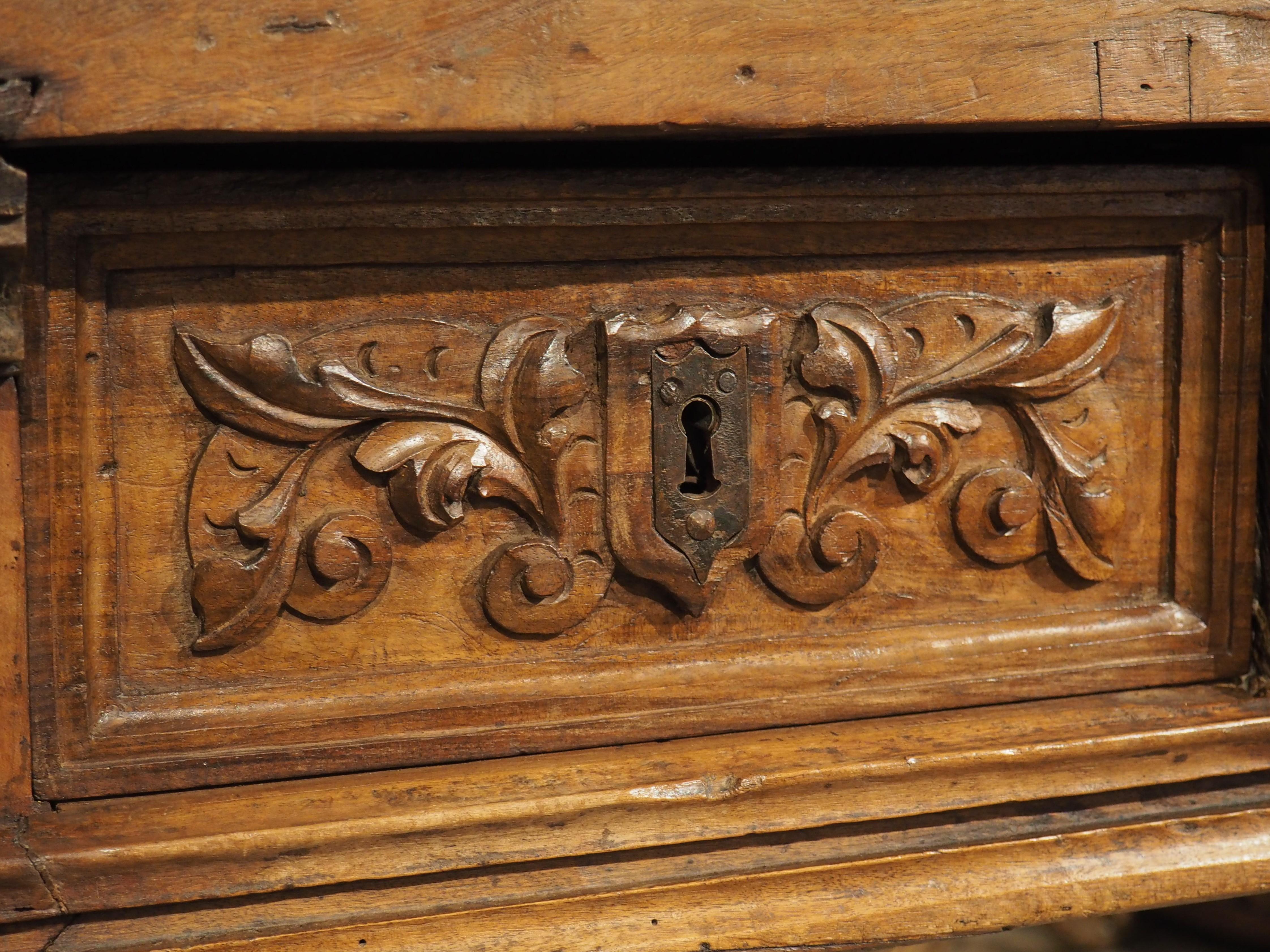 Tavolo in legno di noce spagnolo del XVII secolo con piano a una tavola in vendita 8