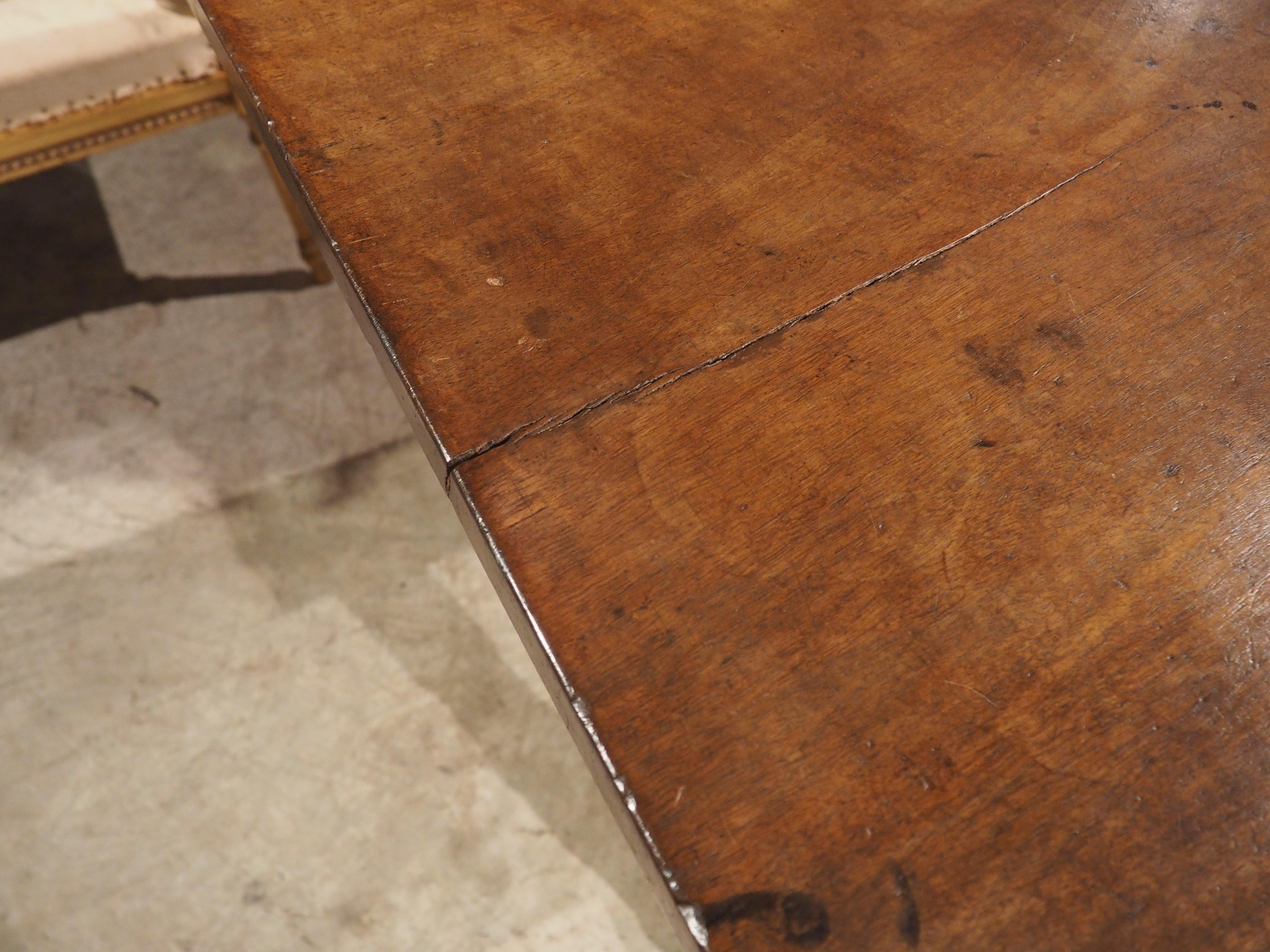 Spanischer Nussbaumholztisch des 17. Jahrhunderts mit einfacher Bohlenplatte im Zustand „Gut“ im Angebot in Dallas, TX