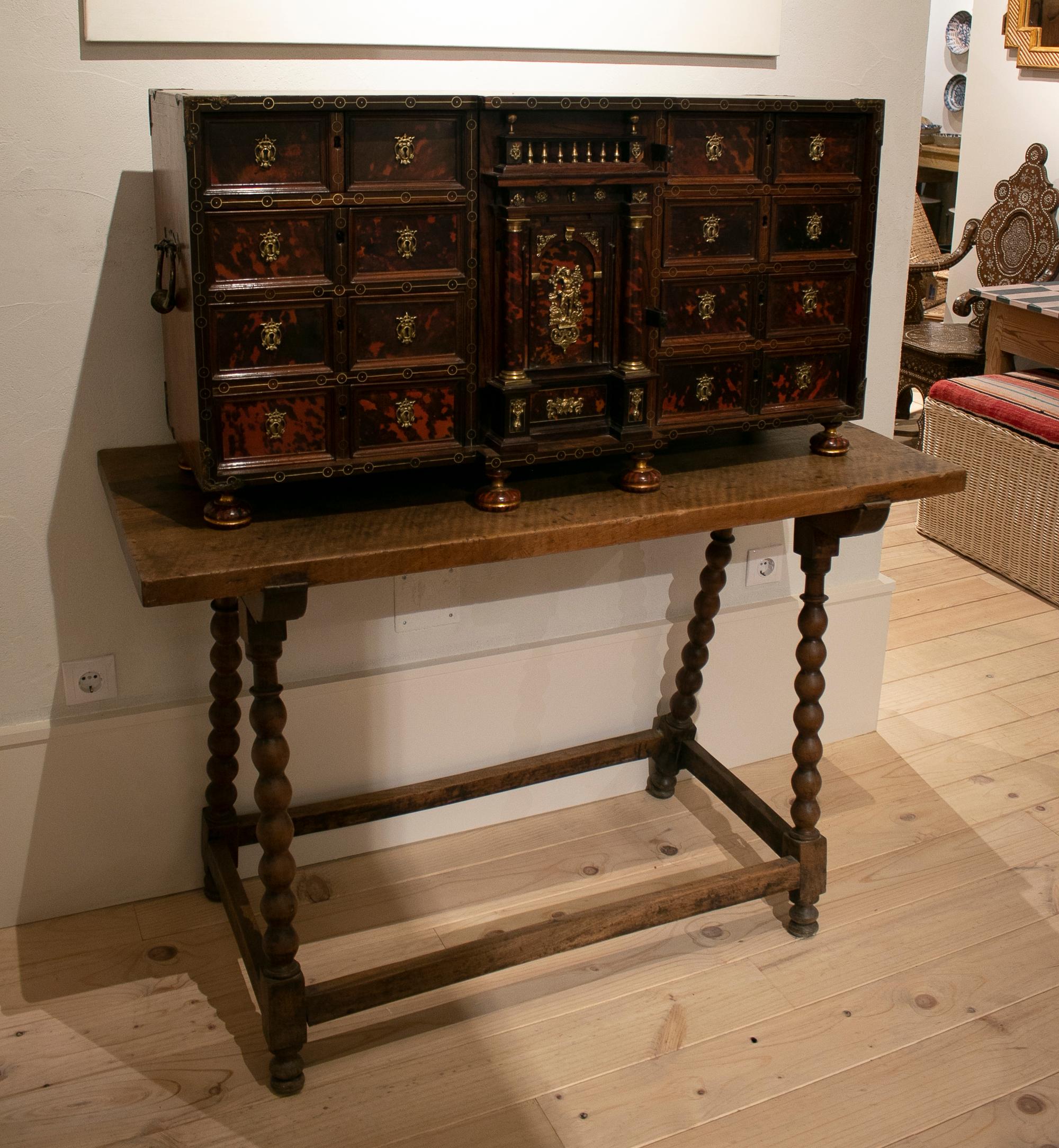 Spanischer Schreibtisch aus Holz und Schildpatt aus dem 17. Jahrhundert mit Schubladen und Taquillón, dem Untertisch, auf dem er steht.