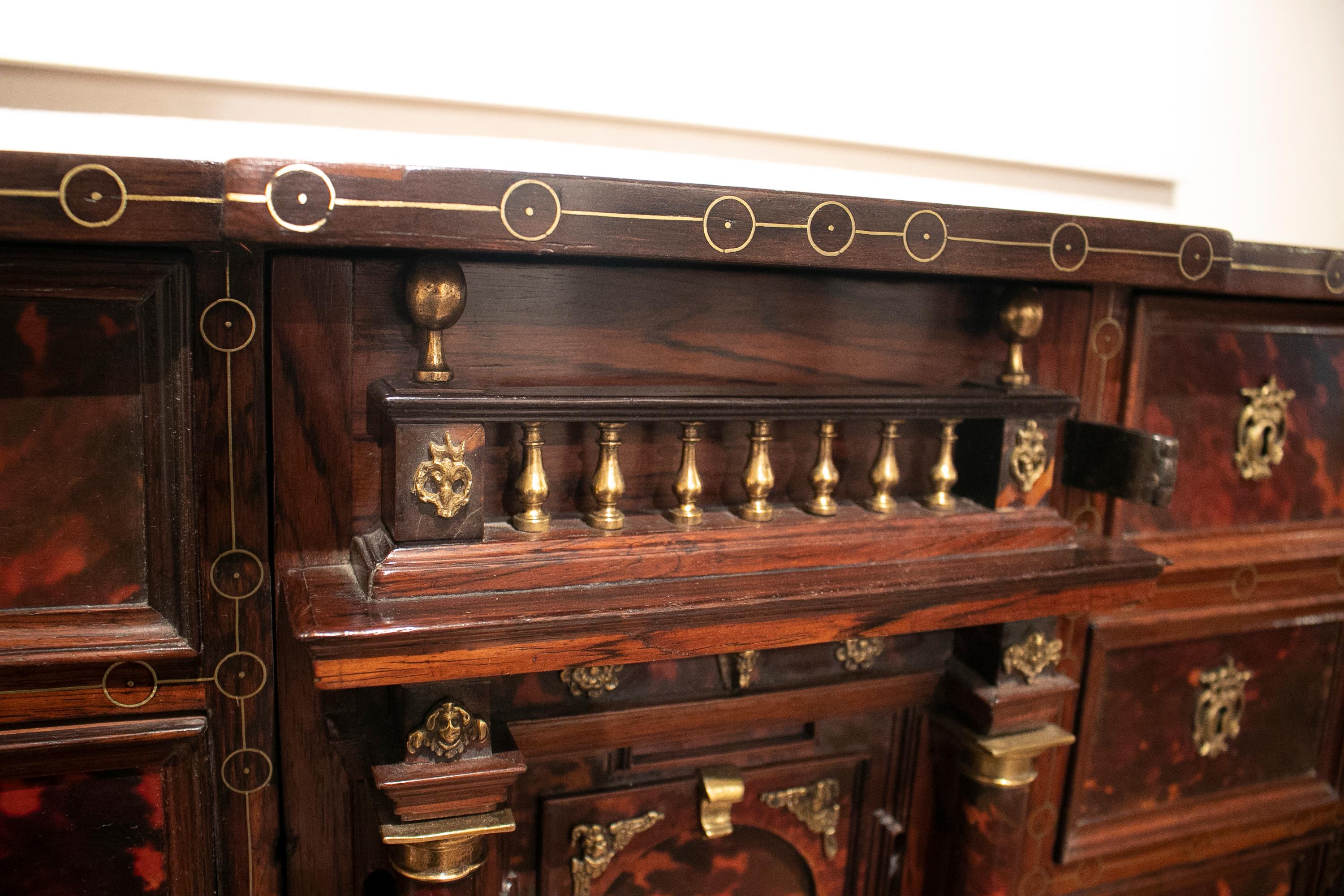 17th Century Spanish Wood & Tortoise Shell Bargueño w/ Taquillon Office Desk In Good Condition For Sale In Marbella, ES