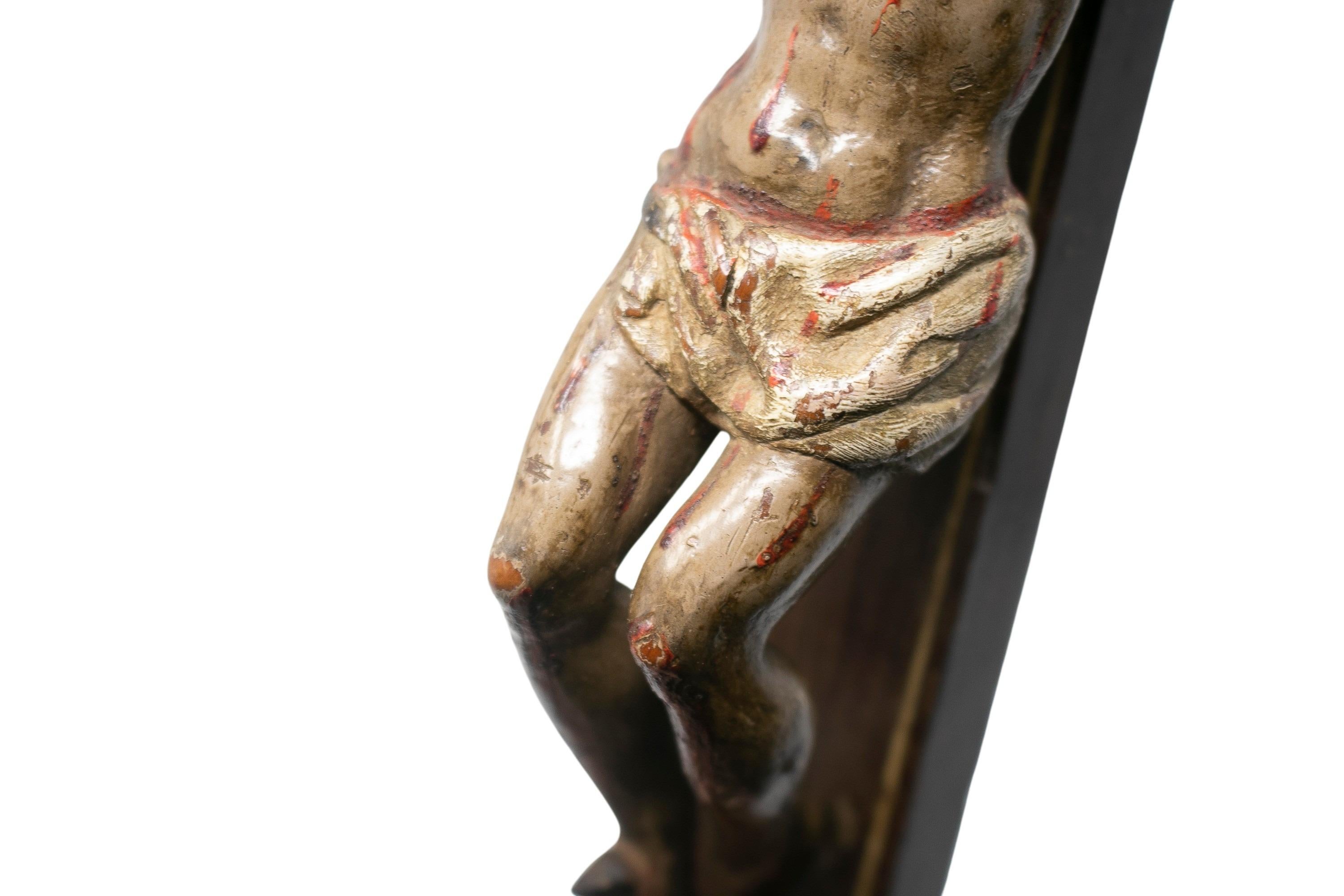 Spanische Kruzifix-Skulptur aus dem 17. (Holz) im Angebot