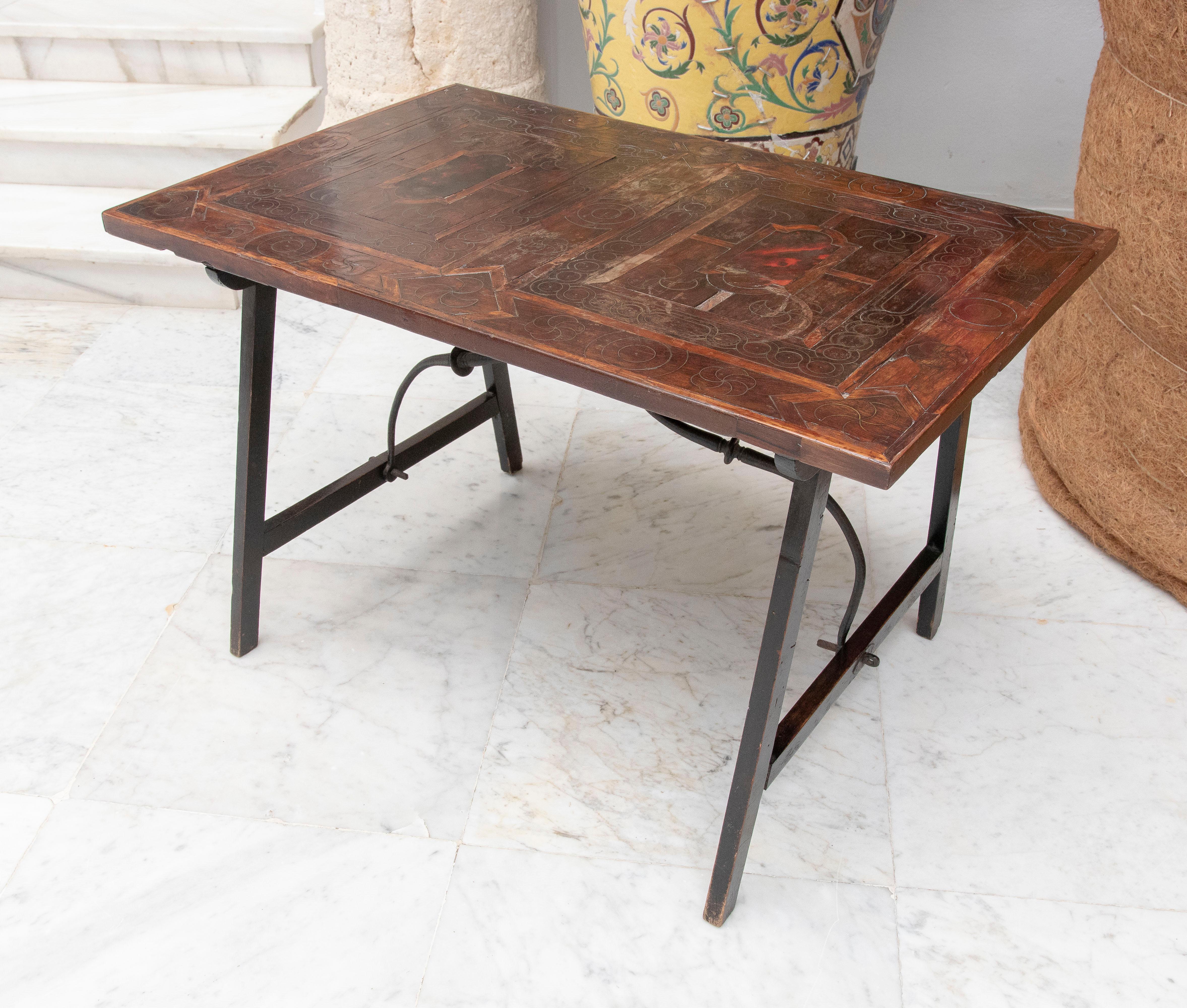 17th Century Spanish Wooden Table with Inlays In Good Condition In Marbella, ES