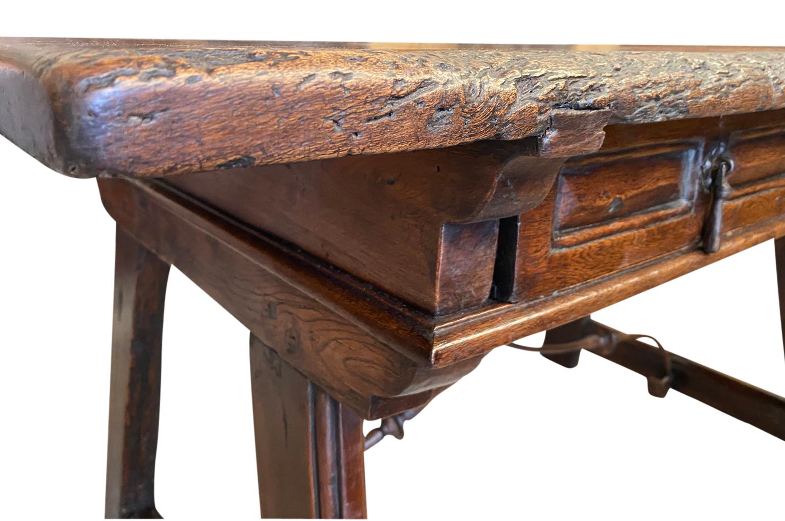 17th Century Spanish Writing Table - Desk For Sale 4
